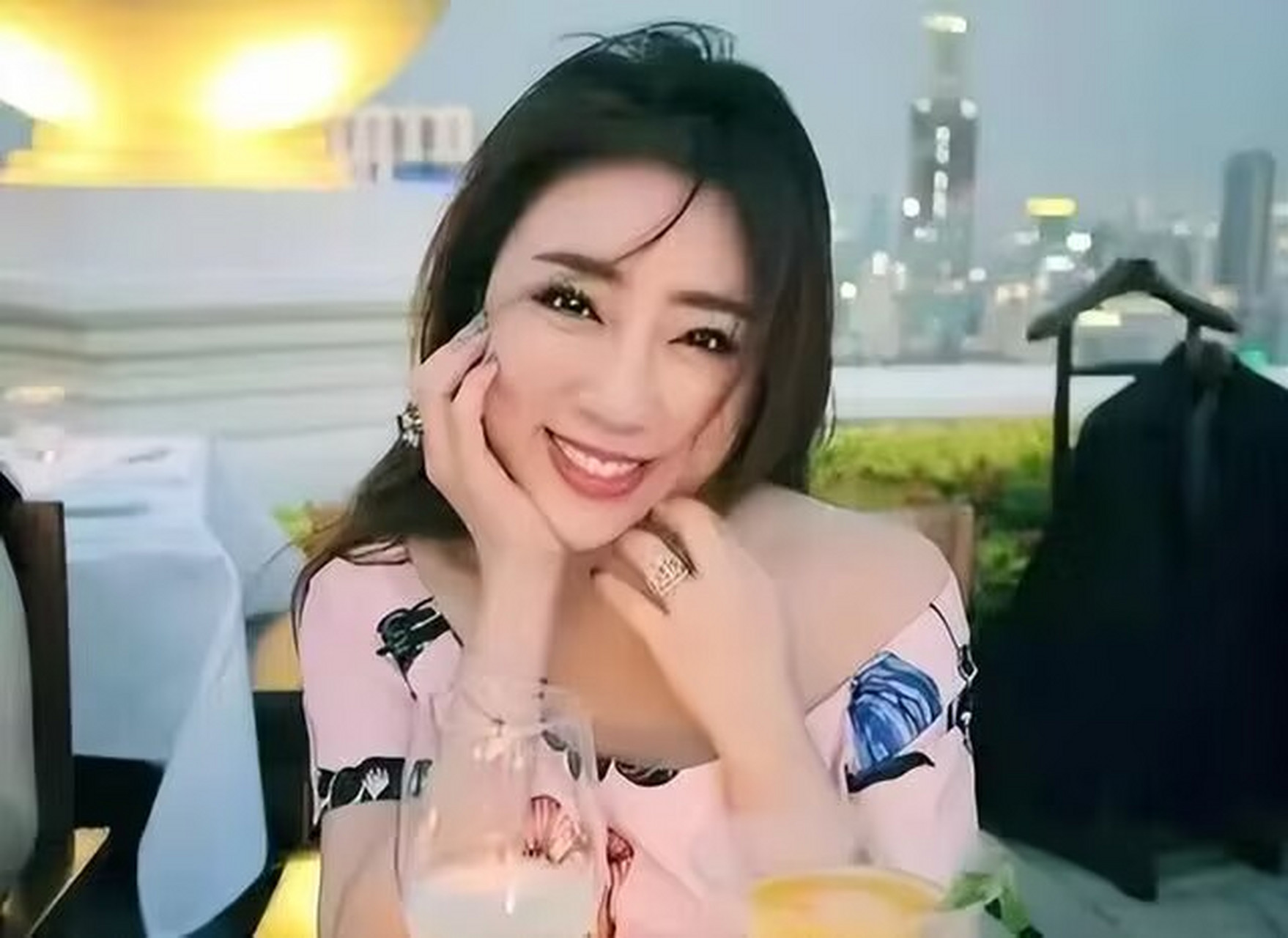 海一天去找朋友聚餐时遇到了刘帅,刘帅对他的印象并不好,一眼就认出他