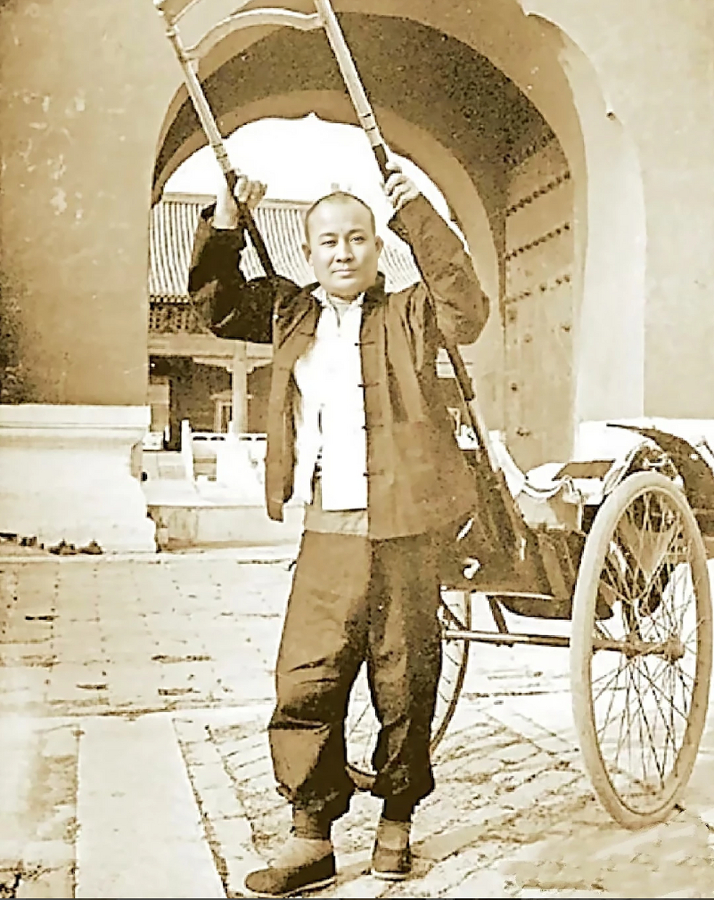 民国时期,末代克勤郡王晏森拉车的照片,这可不是他在"体验生活",而是