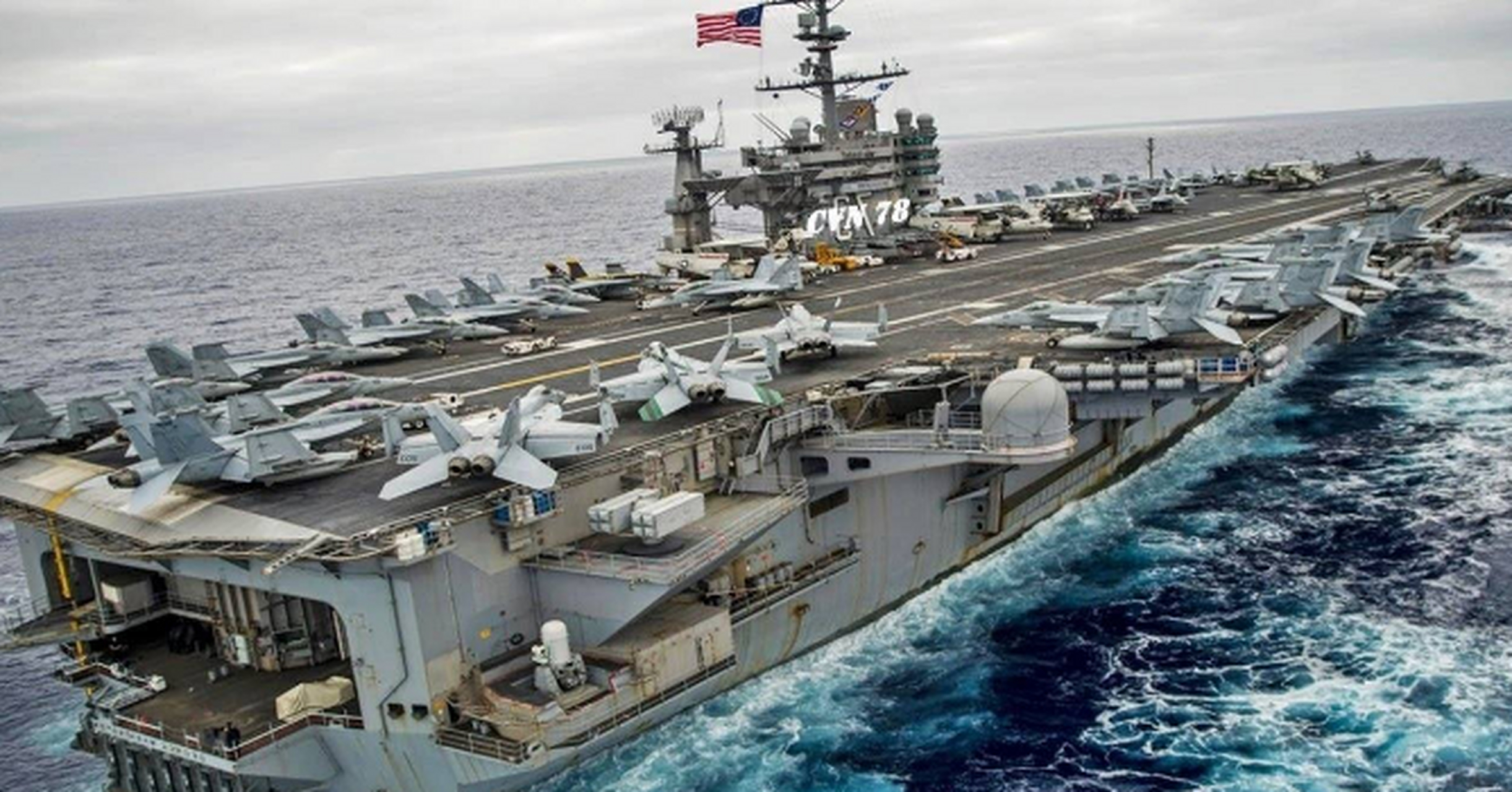 美国福特号离港,首次做到真正实战部署,光甲板上就有42架飞机!