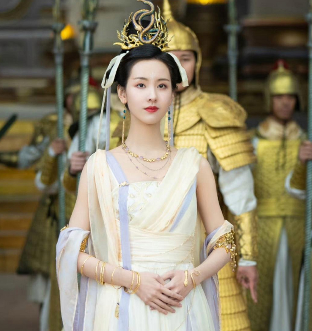 陈都灵《长月烬明》白衣剧照气质出众.