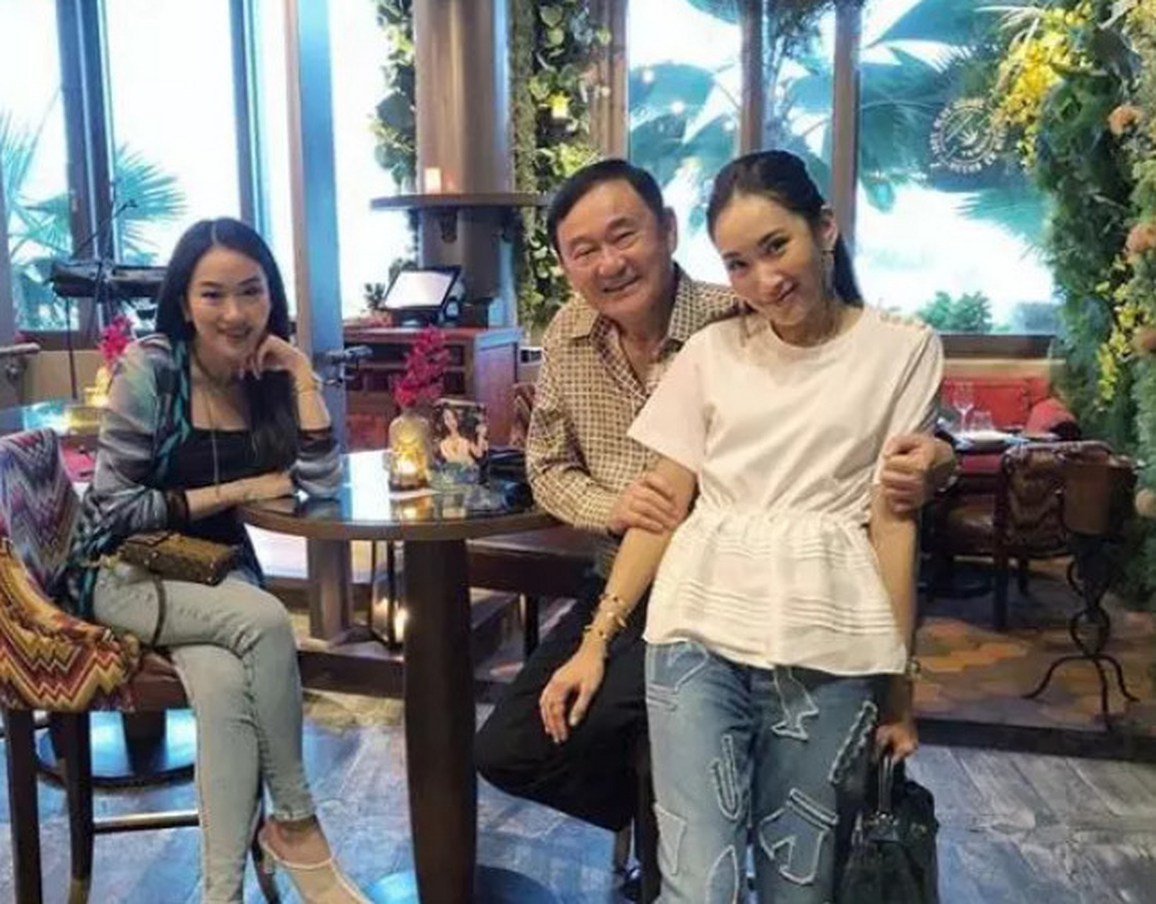 近日,自前泰国总理他信宣布要回国后,现在的泰国可以说是暗流涌动!