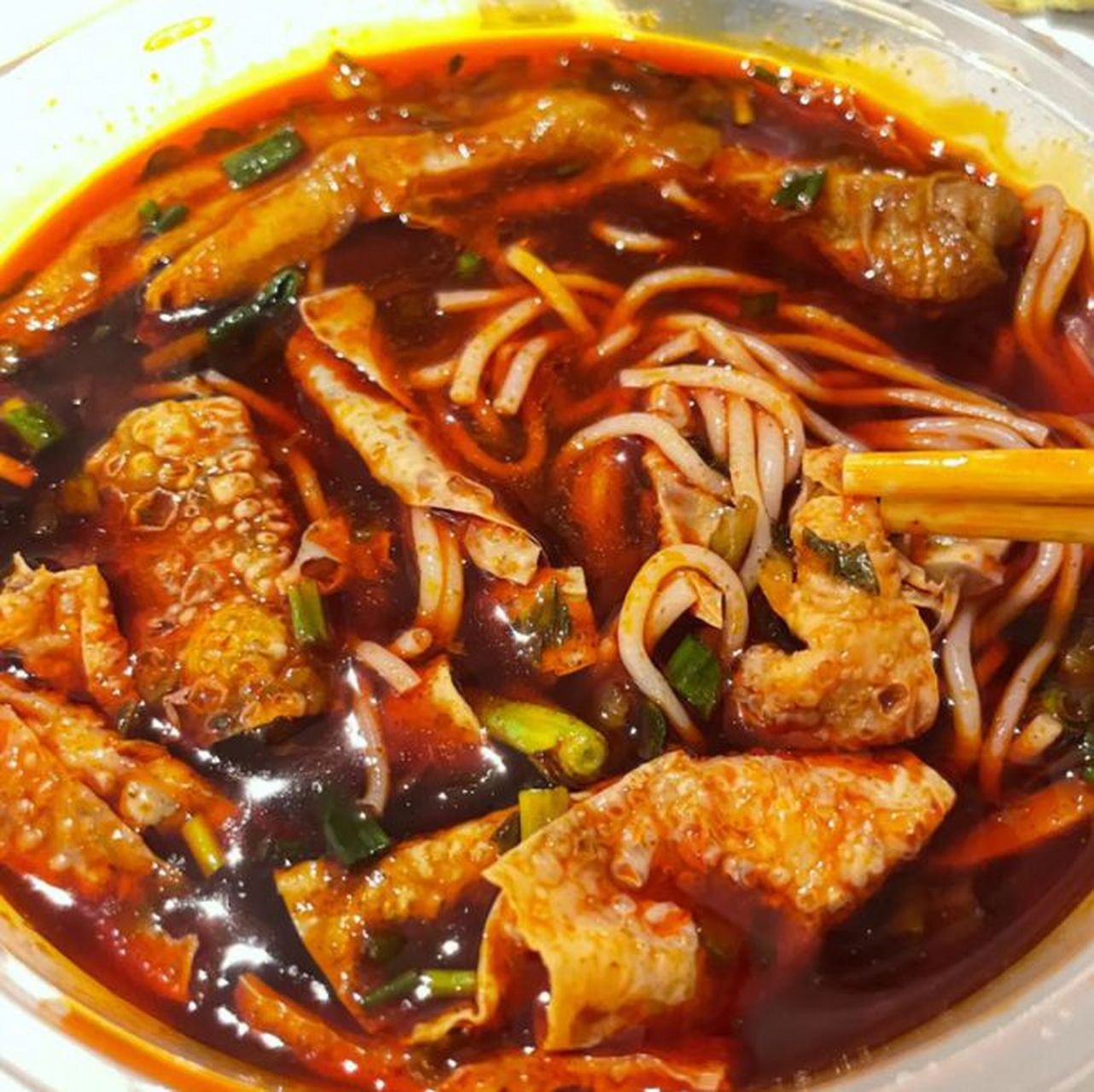 广州的程女士(化名)和丈夫旅游完,用5l的矿泉水瓶打包汤底,将螺蛳粉带