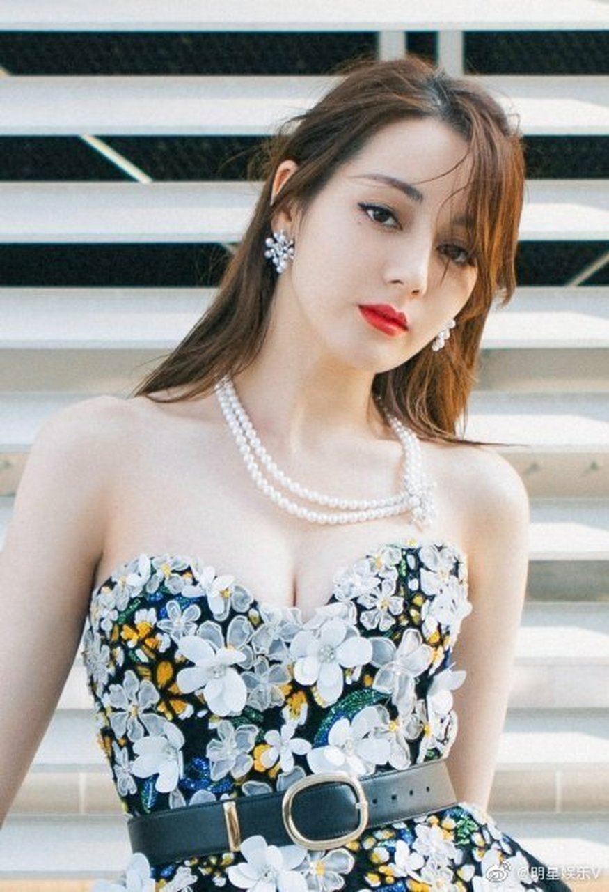 迪丽热巴# 黑色拼接抹胸长裙,美艳不可方物! 676767