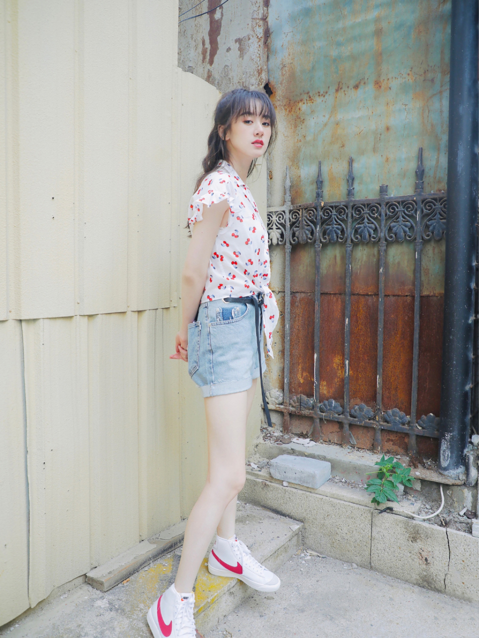 夏日"袁冰妍"把樱桃衬衫穿上身,搭配牛仔短裤,秀出白皙大长腿,清甜可