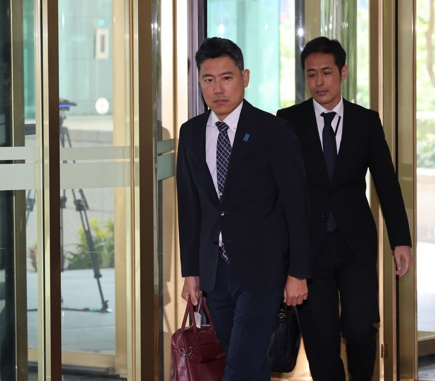 28日,韩国外交部和国防部分别召见日本驻韩大使馆的政务公使和防卫驻