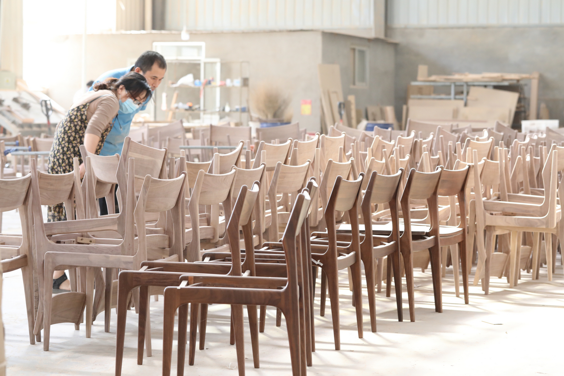 今天走进车间看到了一把椅子从原木到零部件,从零部件到成为一把椅 