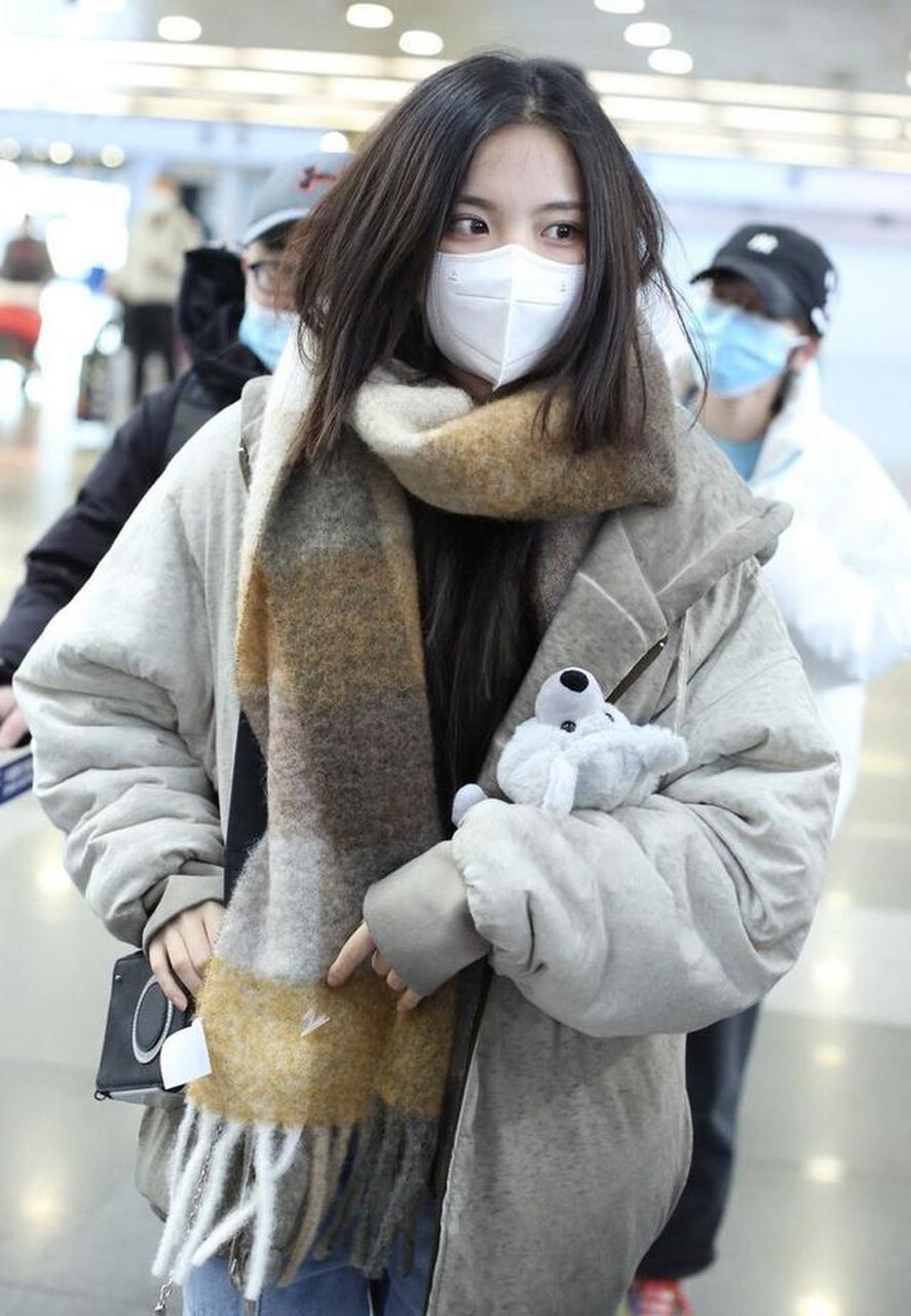 街拍:杨超越卡其色棉服外套 格纹围巾 牛仔裤 帆布鞋简约时尚