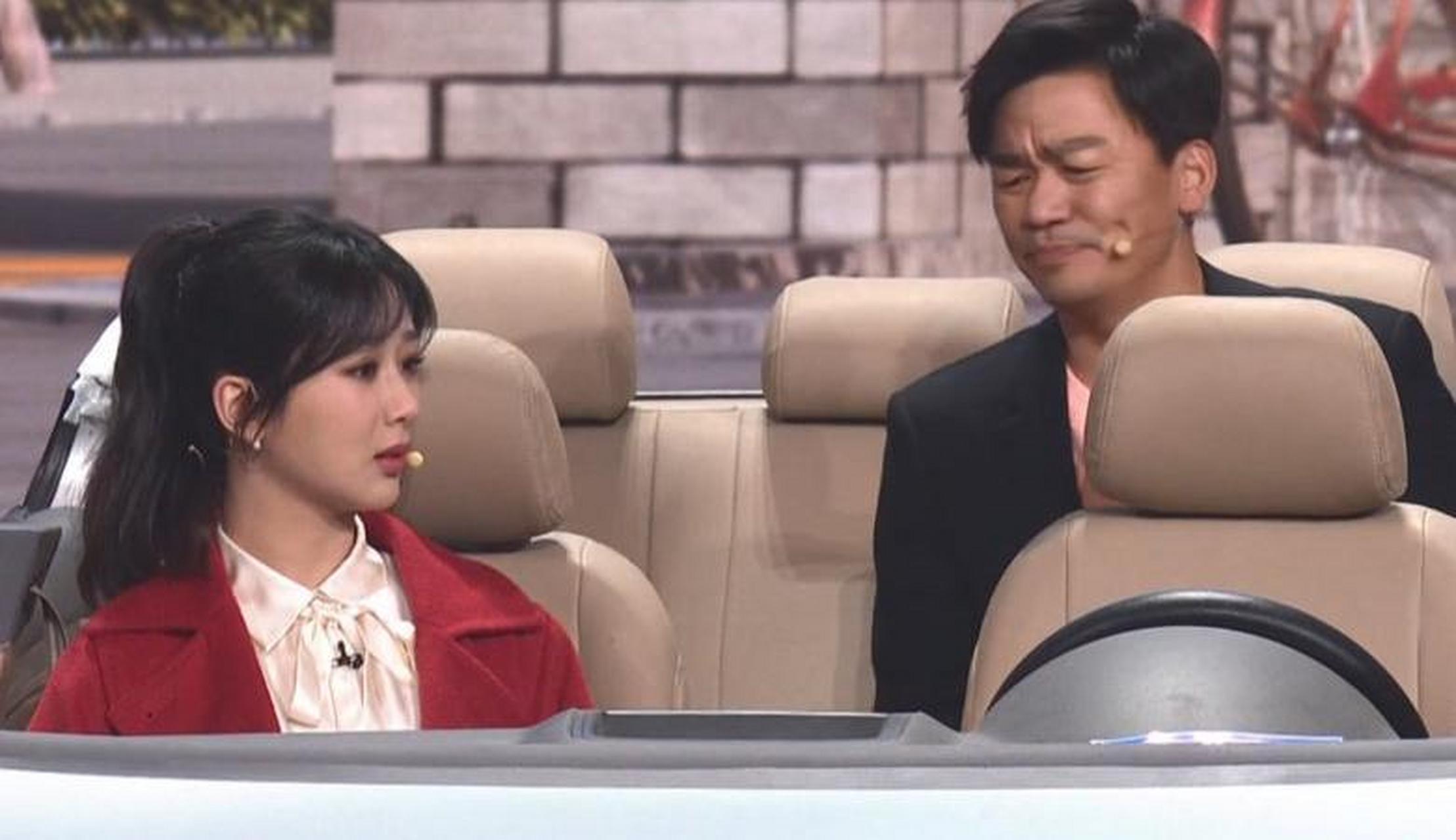 被杨紫春晚带来的小品《马上到》惊艳到,台词很稳,表演自然大方,红色