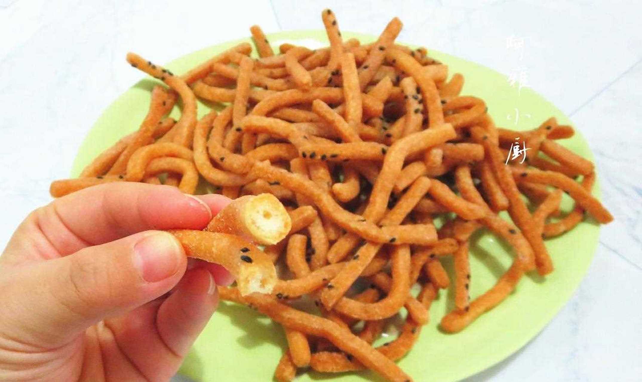 大家好,我是阿雅小厨,今天做了好吃的江米条非常好吃,喜欢吃的朋友