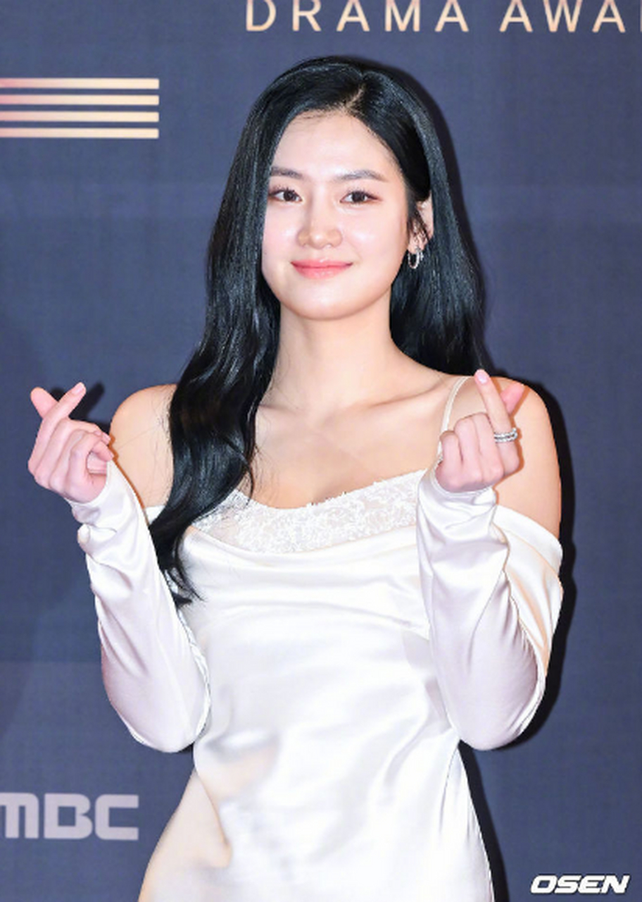 众星出席2022mbc演技大赏红毯 李钟硕林允儿比心状态佳