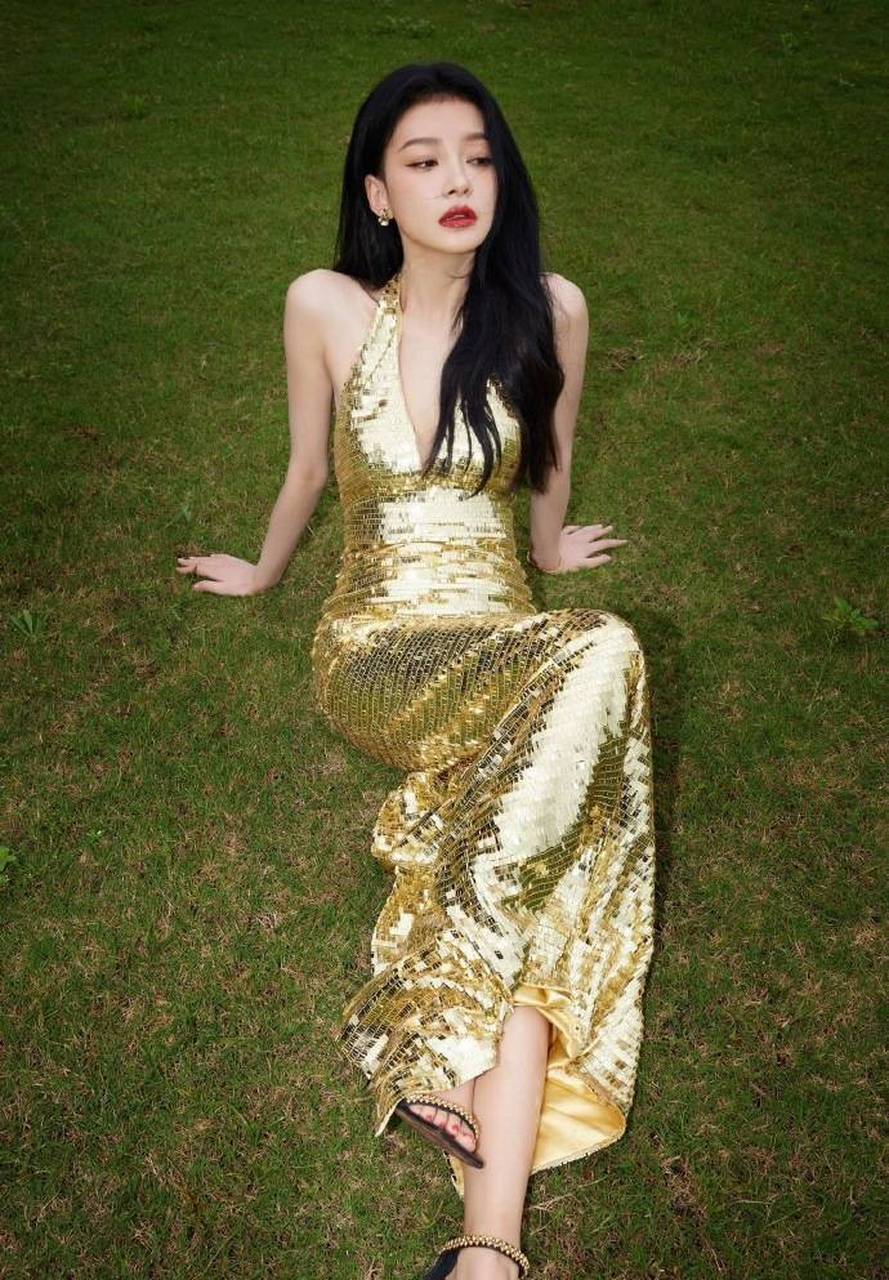 孙怡金色吊带裙写真,大秀美背优雅高贵!