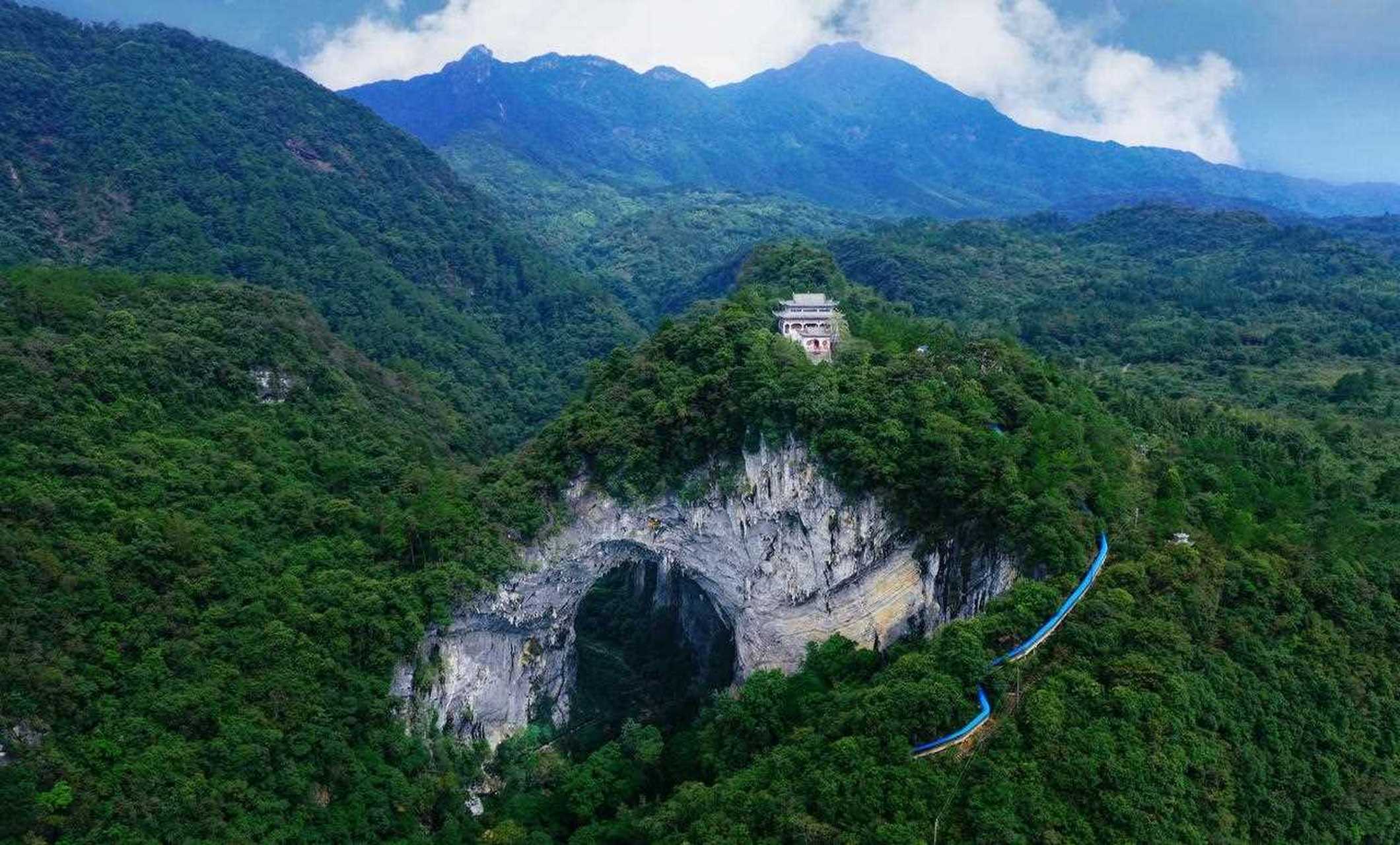 仙门奇峡是广东韶关乳源的世外仙境,这里人少景美,最适合穿汉服来拍照