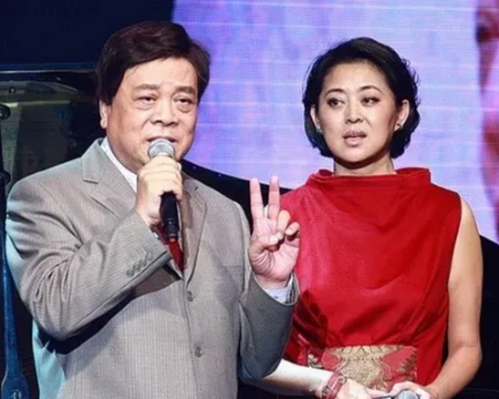 一次在节目中,赵忠祥现场卖字,一个字40w,汪涵想要,他笑着说:"赵老师