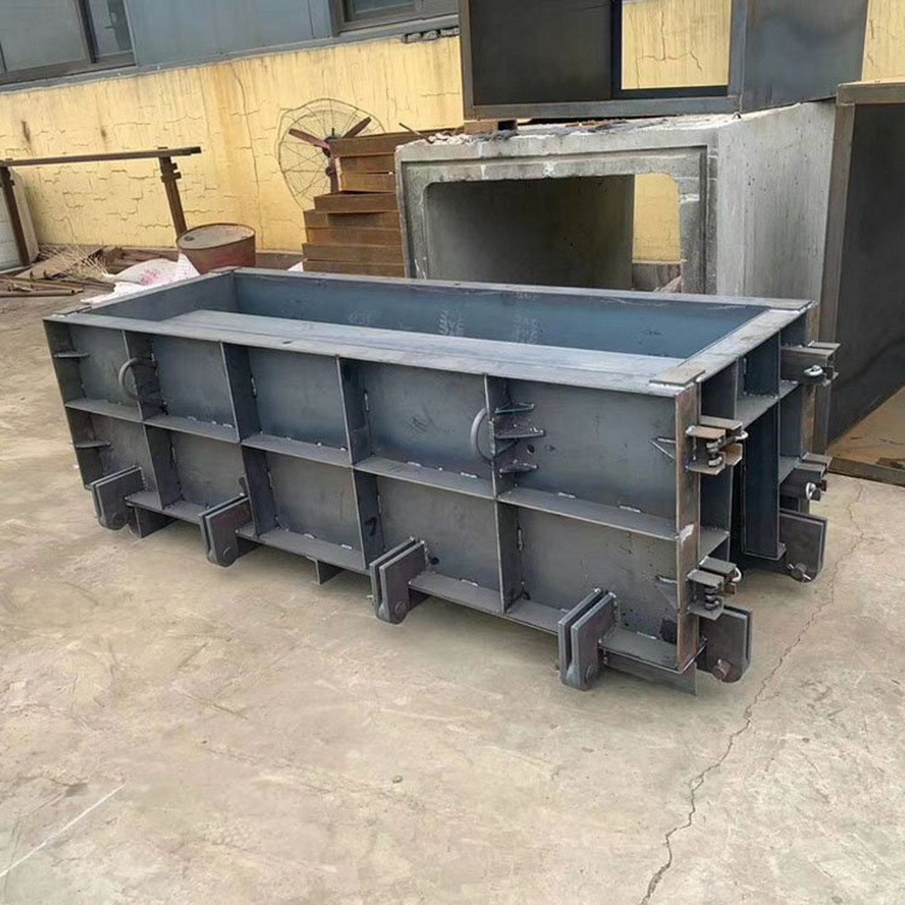 矩形槽模具是多种模具的统称,比如梯形水沟模具,流水槽模具都可以成为