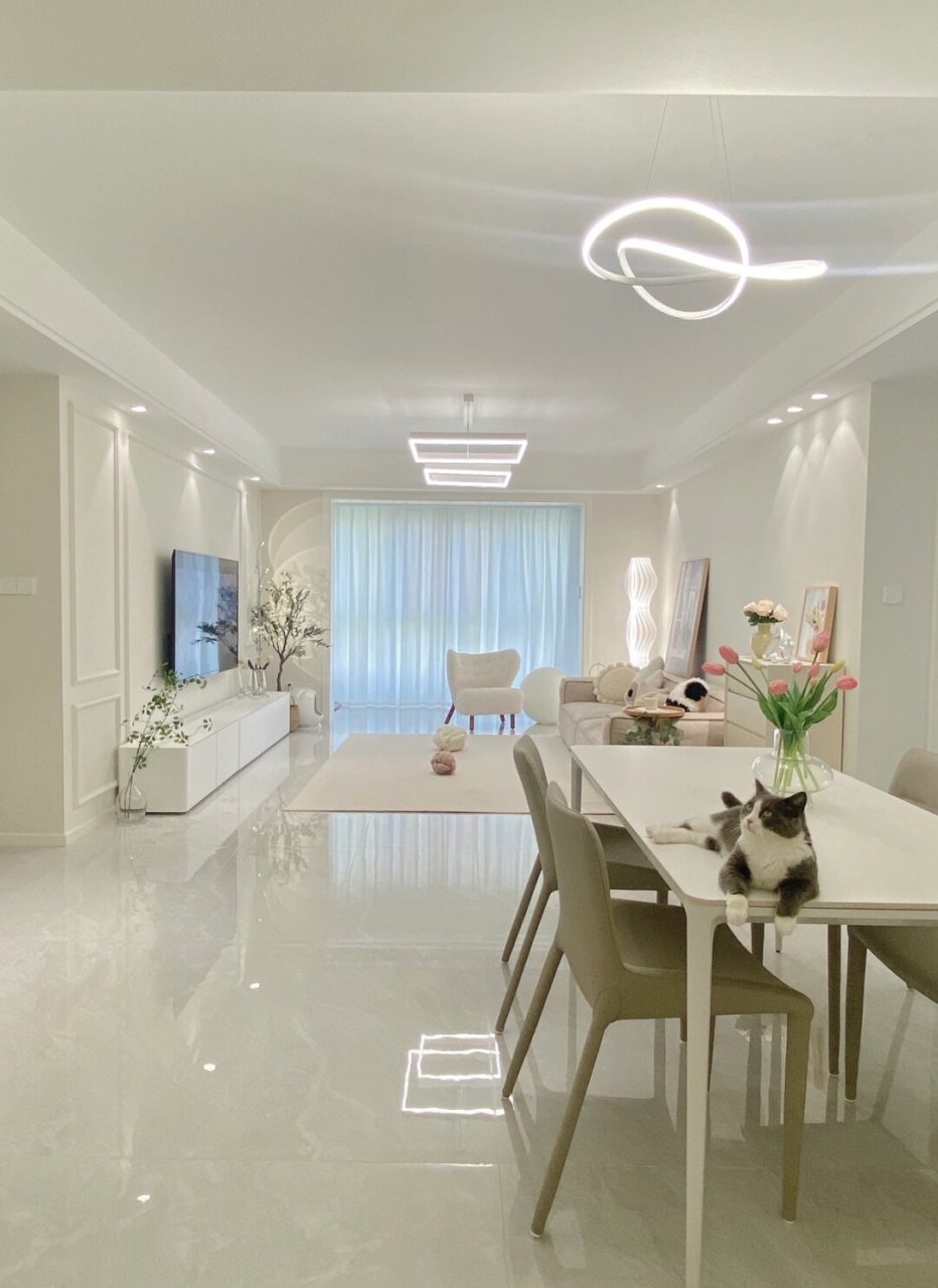 地砖,尺寸是60*120cm 通铺阳台和厨房以及走廊,扩大的效果不止一点点