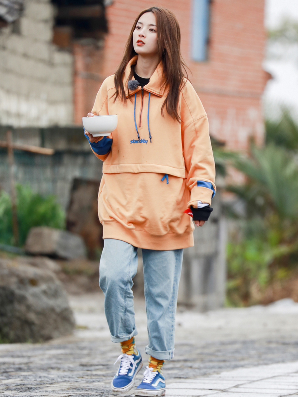 每日穿搭 杨超越哈哈农夫私服穿搭 卫衣|inxx 鞋子|范斯 vans