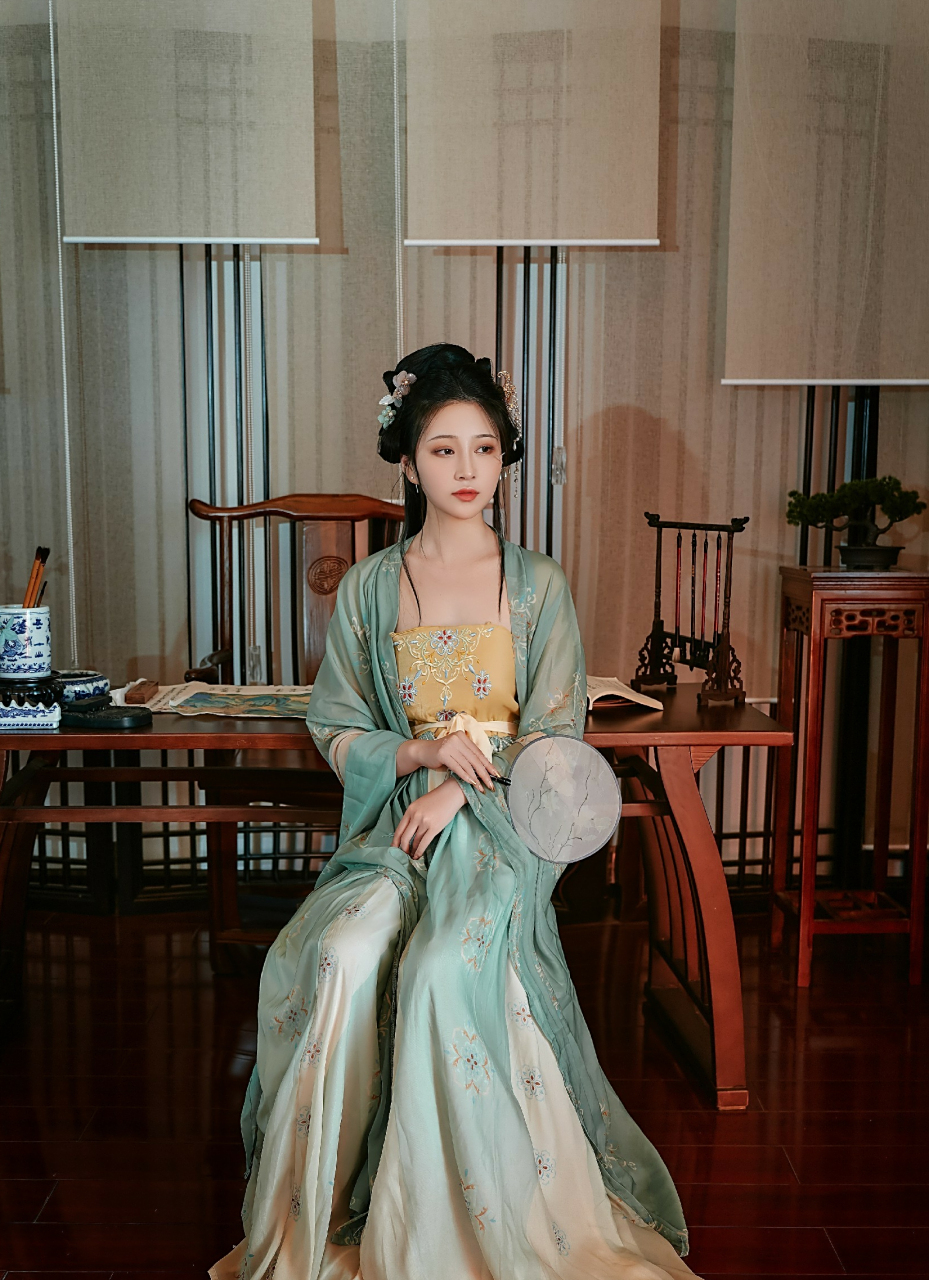 这些汉服的设计和制作非常注重细节,从领口,袖口,下