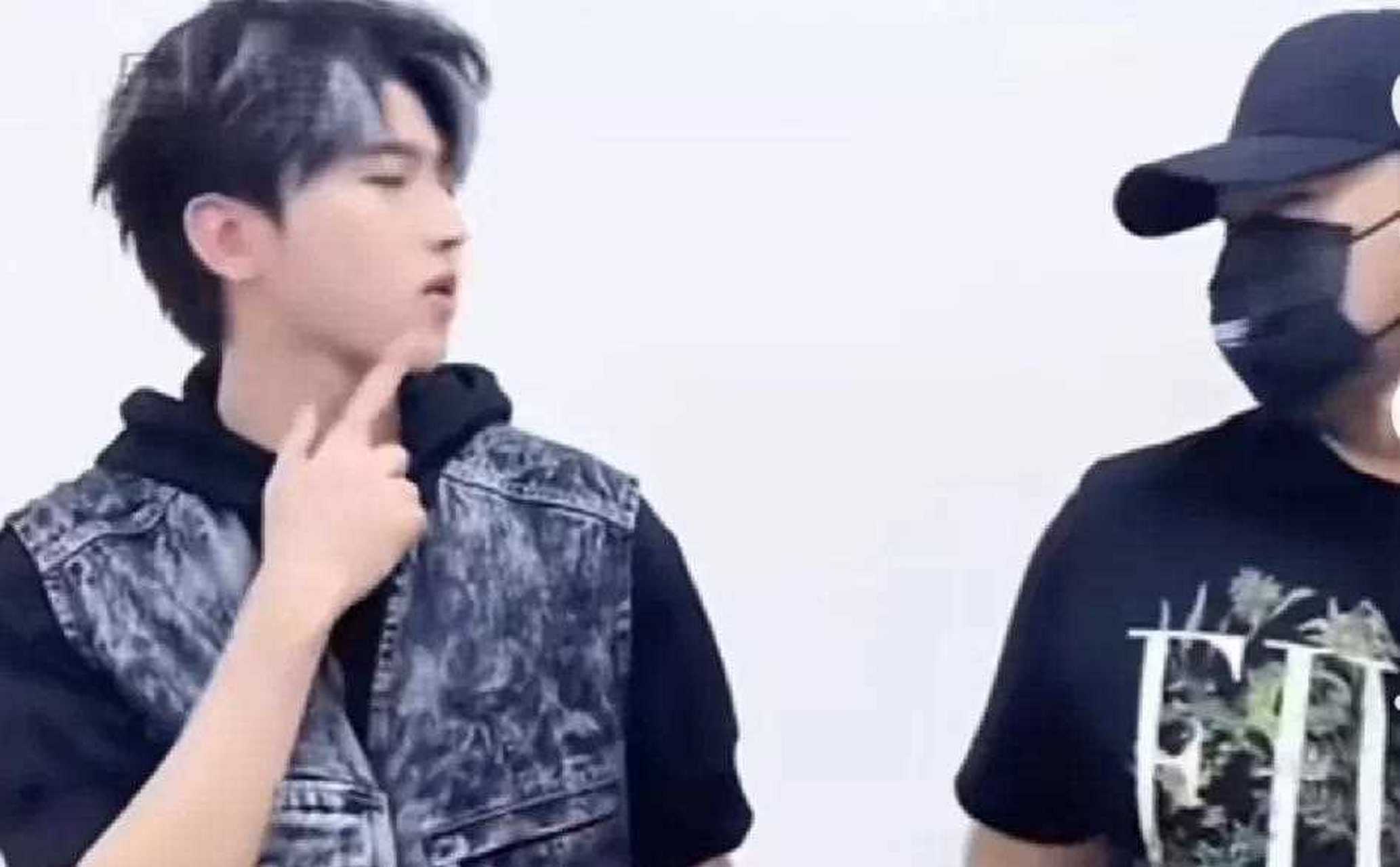 他们俩互相照顾,蔡徐坤照顾他的事业雷坤则照顾他,助理对于艺人来说是