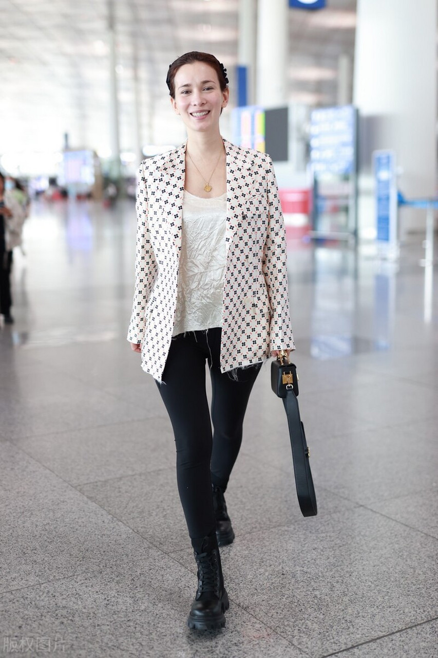 卢靖姗机场街拍,印花西服外套搭配黑色裤子,时尚干练!