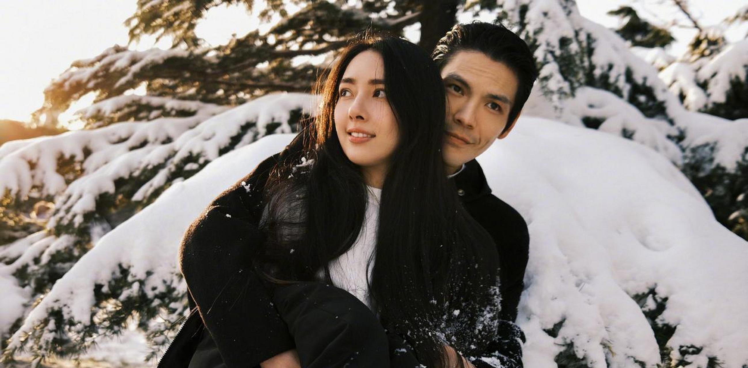 向佐郭碧婷雪地氛围感大片 一大早就来撒狗粮啦:"不管有多冷,你们就是