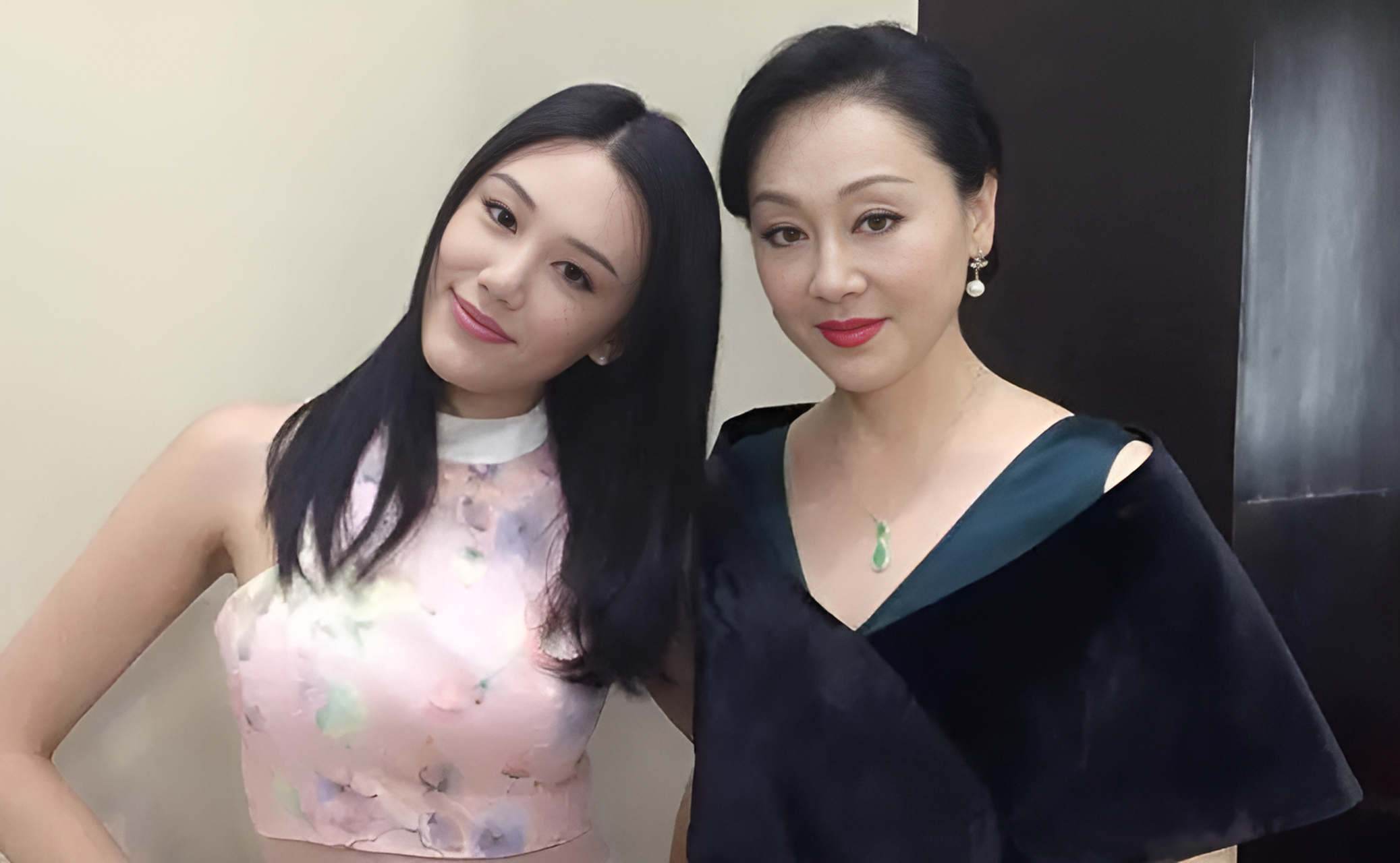 王姬在拍摄电影《北京人在纽约》时不期而遇怀孕,男主角姜文告诉导演