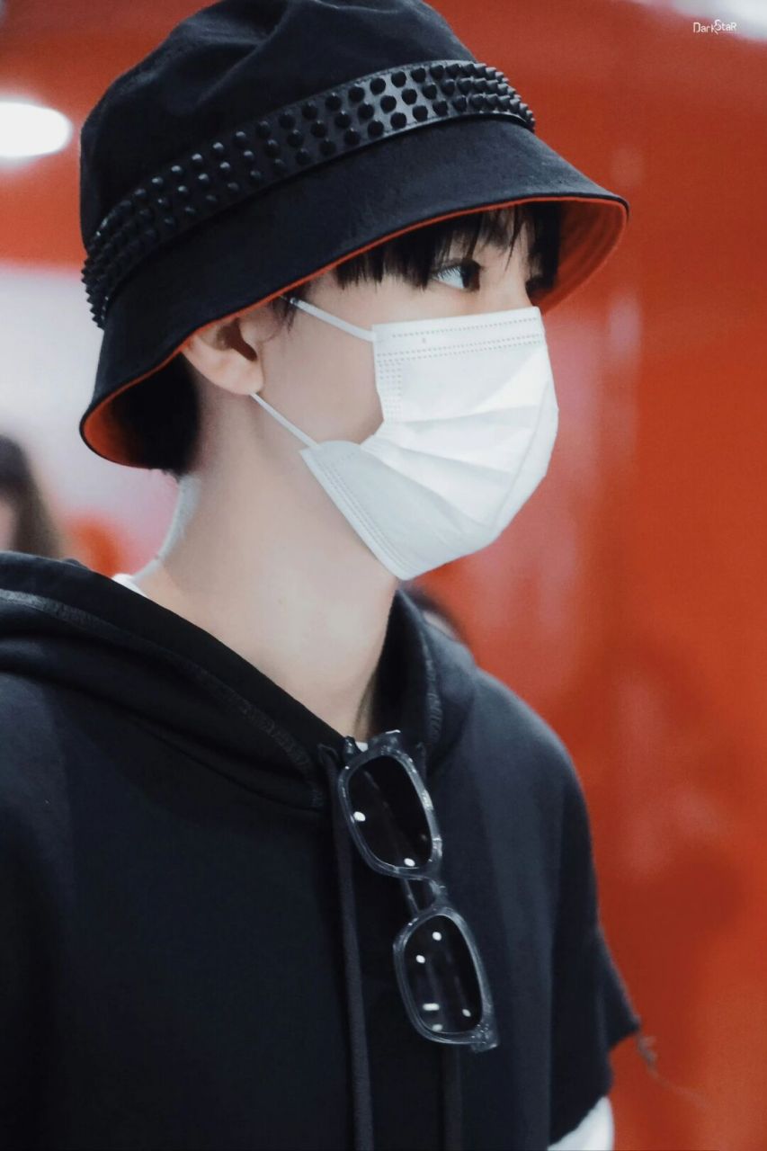 王俊凯机场街拍 结束巴黎行程回国的小凯穿着短袖帽 衫叠搭卫衣,轻松