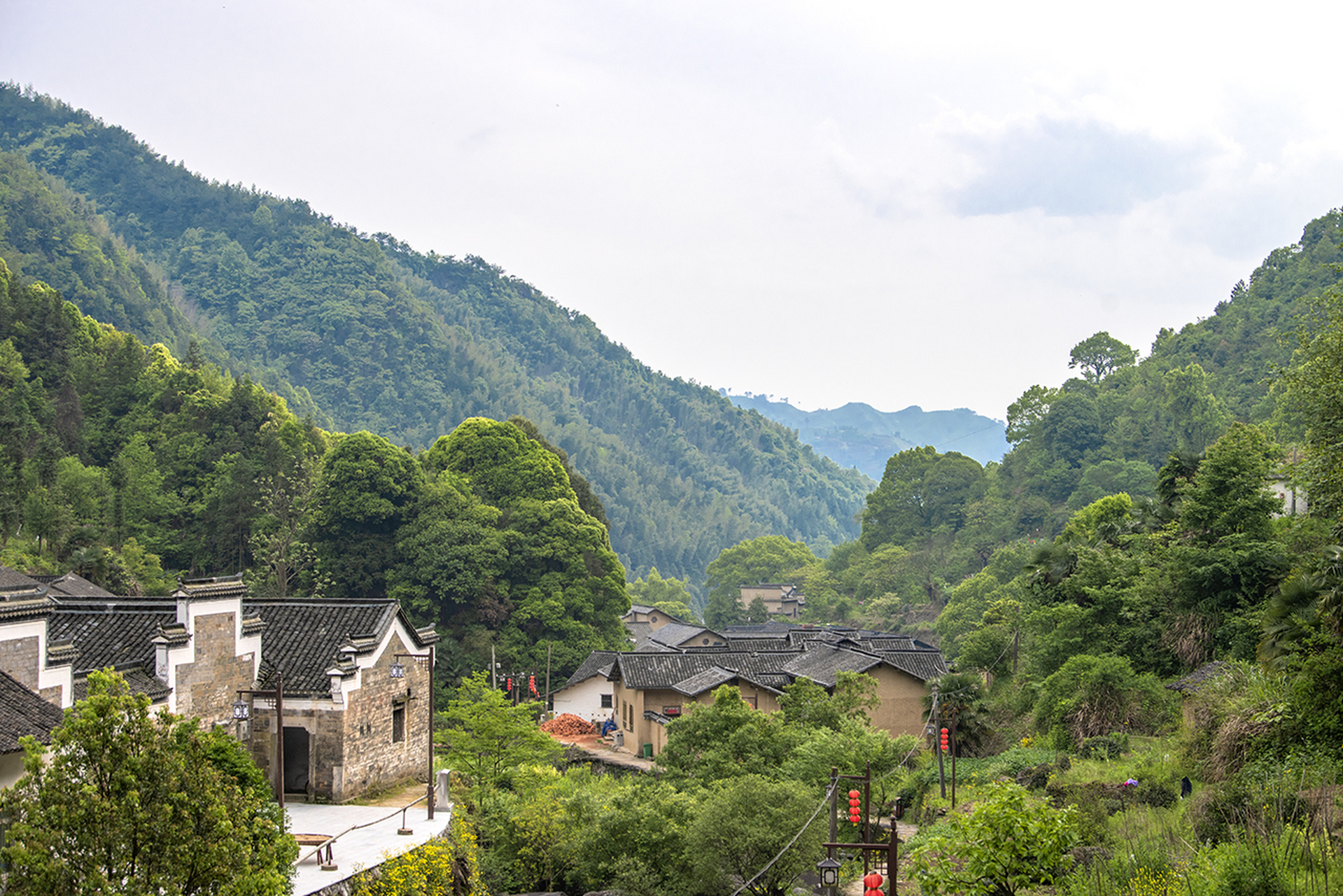 春游江淮请您来# 龙潭寨,山水画里的古村 太湖县龙潭寨古村周围剖石