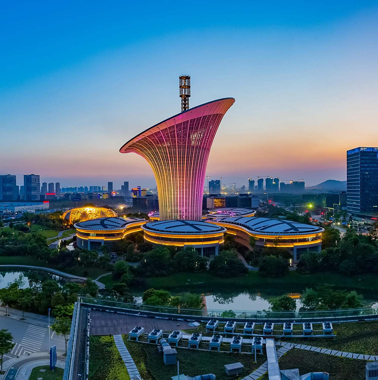 武汉光谷未来科技城"马蹄莲",是光谷的一组标志性建筑物.