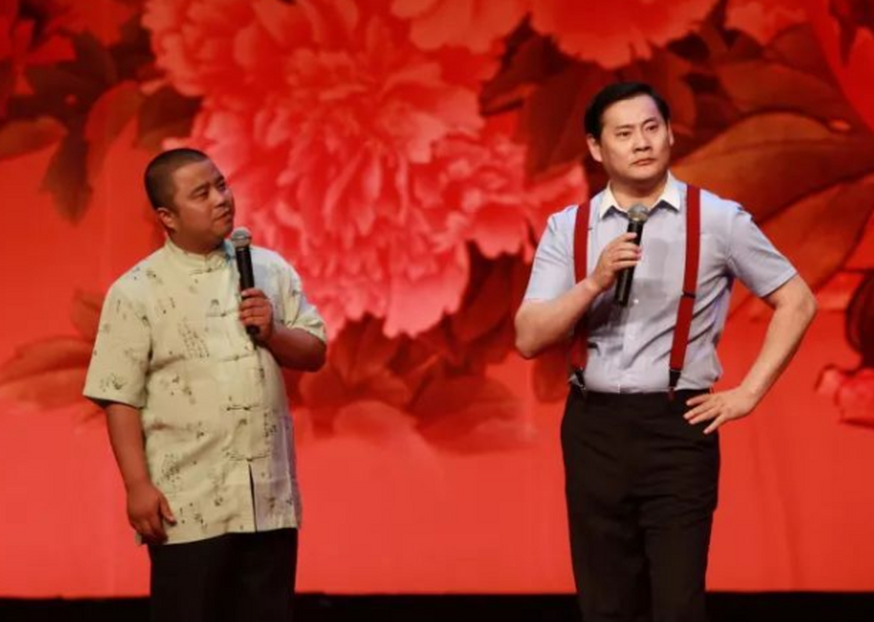 曹随风去年和师父冯巩在父亲节拍摄的一个短视频如今回想起来还令人忍