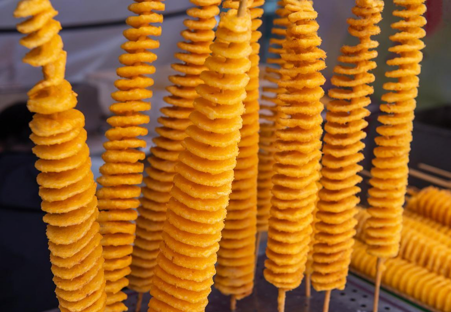 湖北武汉某景区内,200克的薯塔竟然卖15元,游客投诉太贵,景区老板要求