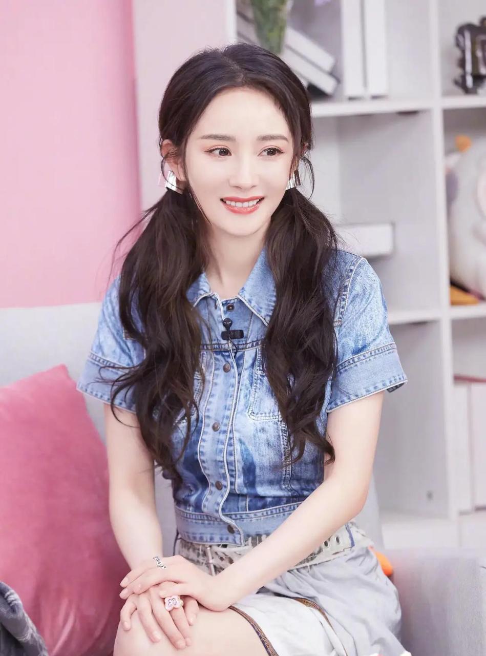 杨幂,有着完美身材,自信满满月牙笑,真是太美了   #中国版chatgpt来了