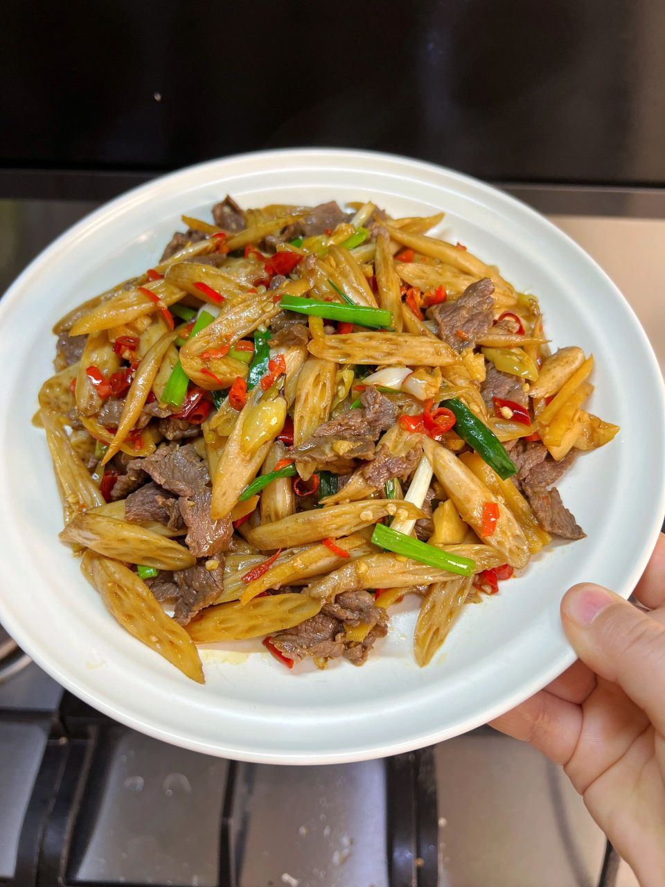 酸辣藕带炒牛肉,清脆爽口,太太太费米饭了 又到了吃藕带的季节啦,和