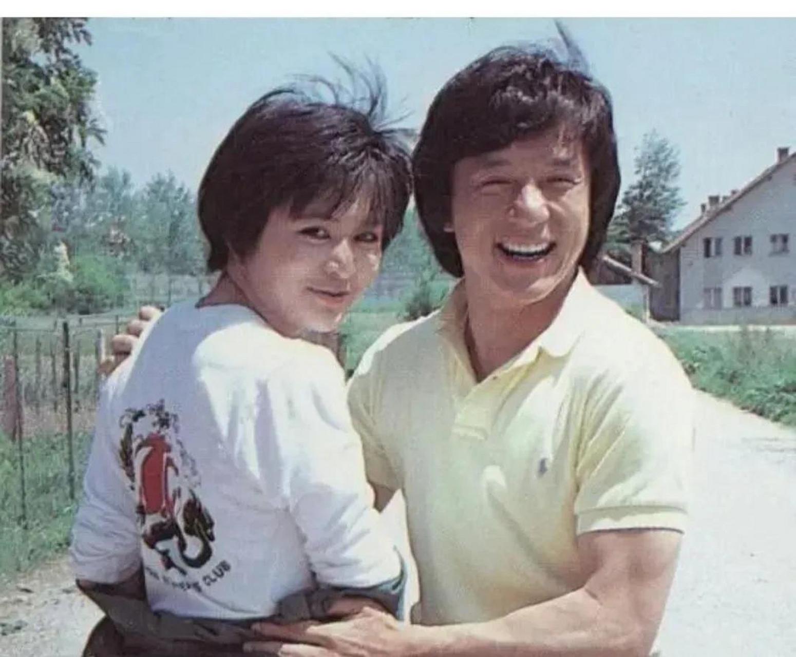 成龙,1987年上映的电影《龙兄虎弟》,至今35年了,这是当时拍摄现场