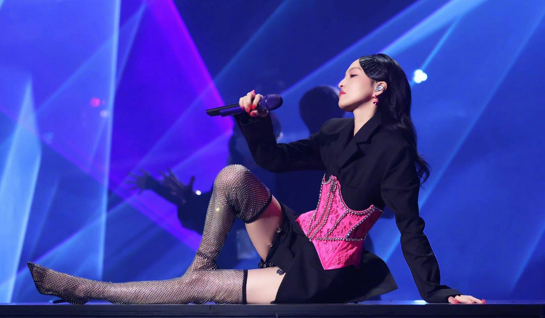 年近40的张韶涵穿黑丝,你还喜欢吗?[馋嘴]