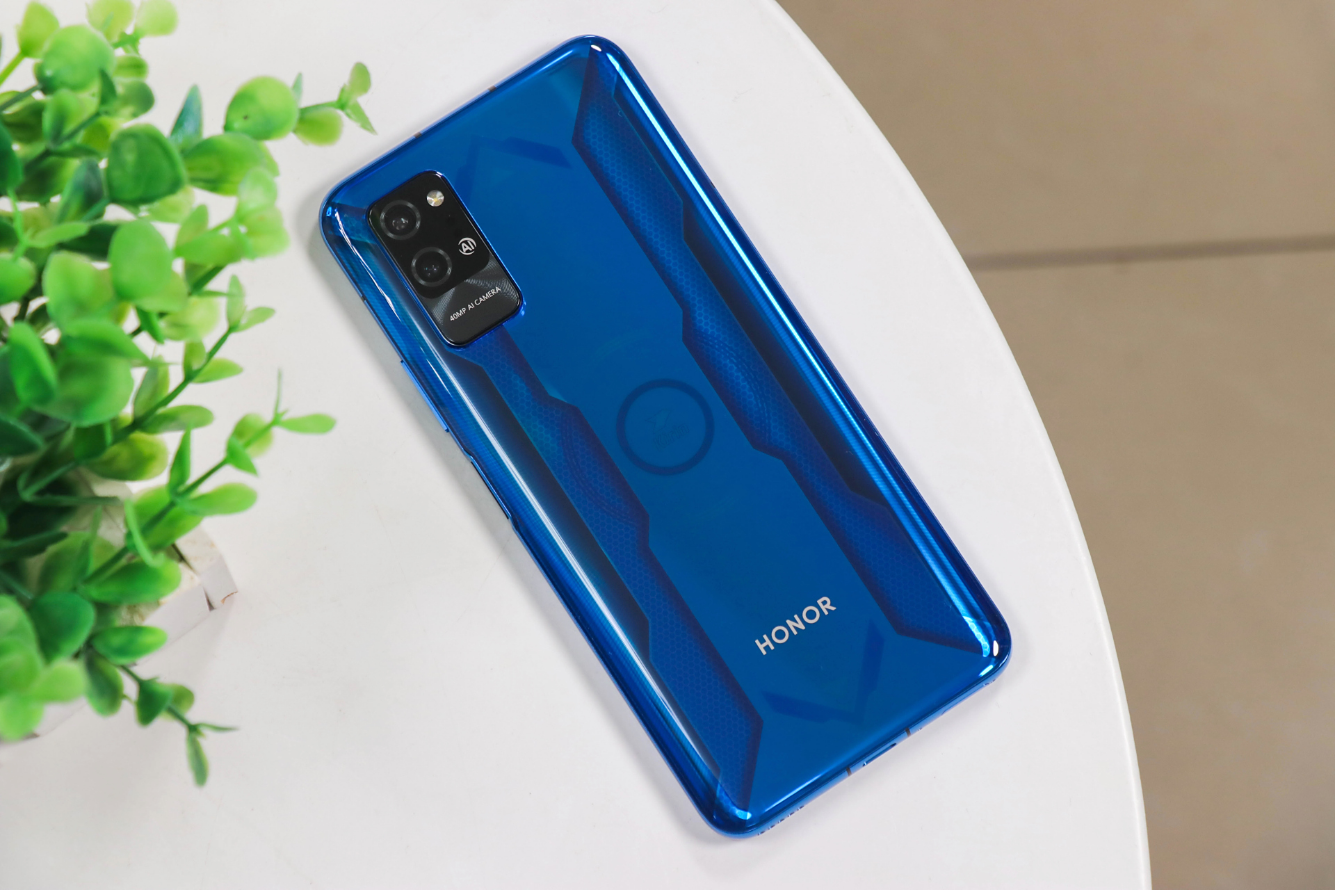 荣耀play4 pro为我们带来了机甲蓝,冰岛幻境,幻夜黑三种不同风格的