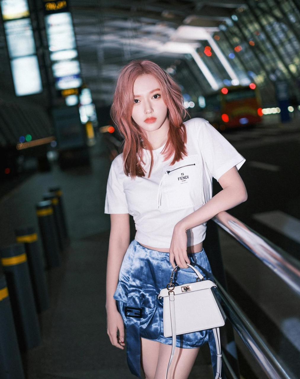 粉色头发的程潇,配上白色t恤衫和背带包臀裙