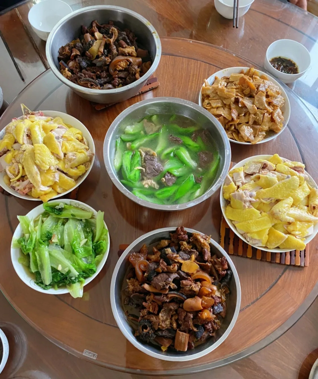 广西人的晚餐很丰盛,吃肉肯定是主题.