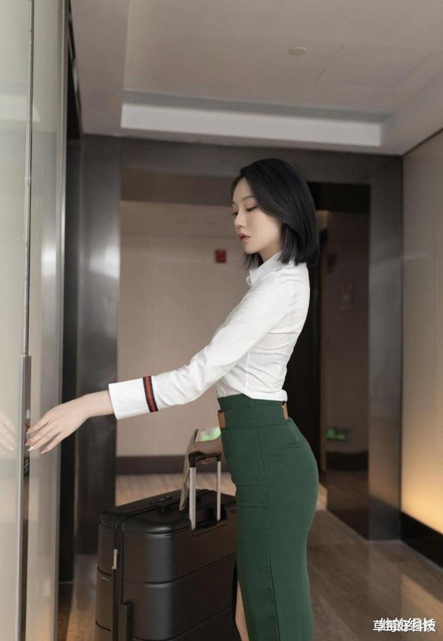 美女图集:高开叉性感长裙,肉丝短发美女气场十足