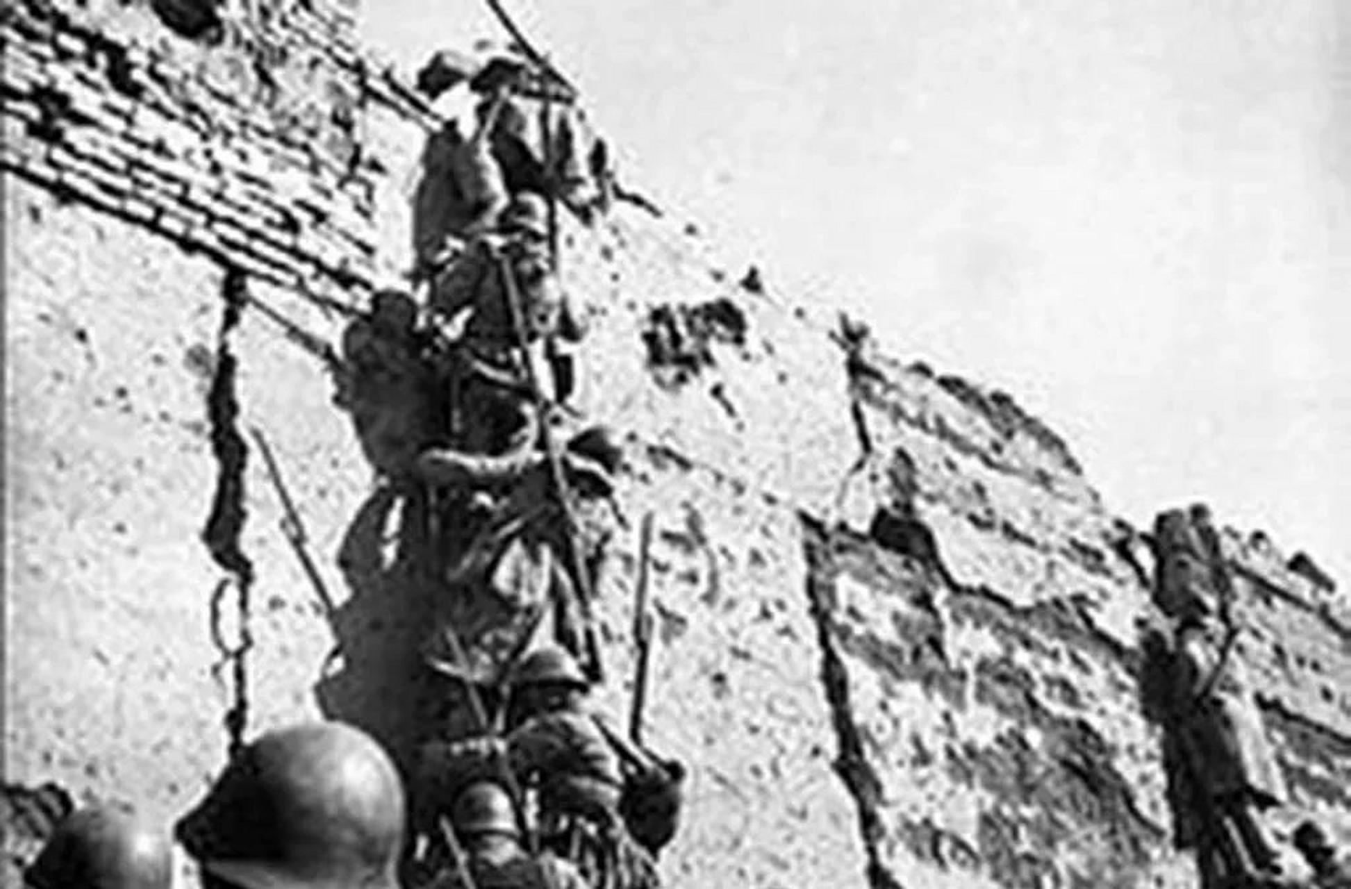 照片一为:1948年3月25日,察南战役中,晋察冀野战军第三纵队胡庄部,登