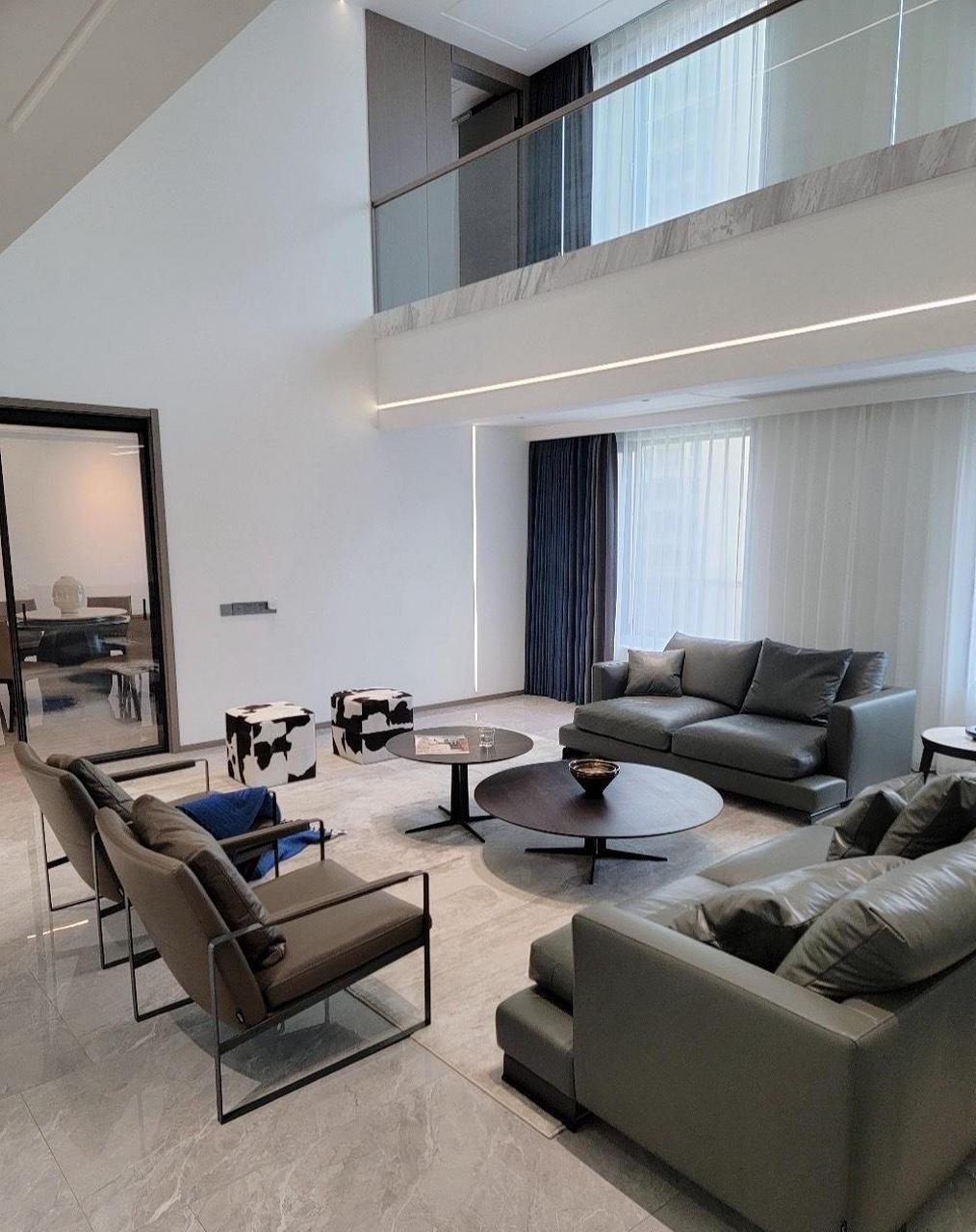 现代极简客厅,挑高客厅气场十足.  你喜欢这样的装修吗?喜欢点个赞吧.