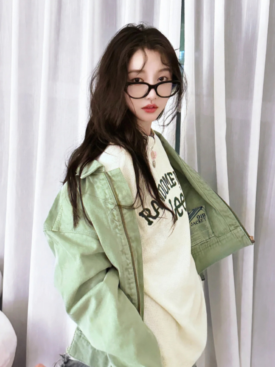 姜贞羽自拍照 身穿绿色牛仔外套, 内搭白色圆领卫衣 水洗毛边牛仔裤