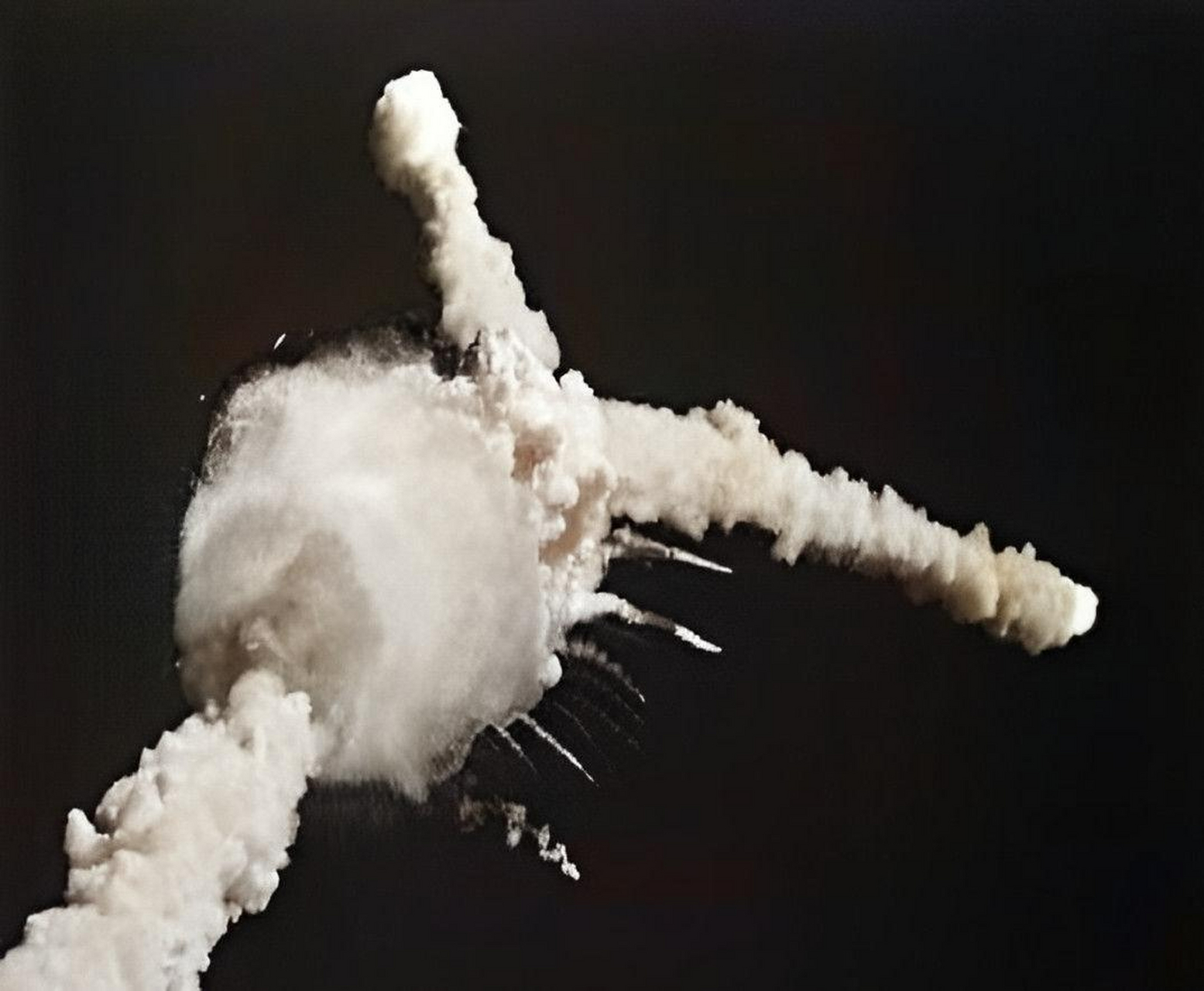 但飞机起飞72秒后,机身突然爆炸解体,瞬间变成火球,宇航员不幸遇难.