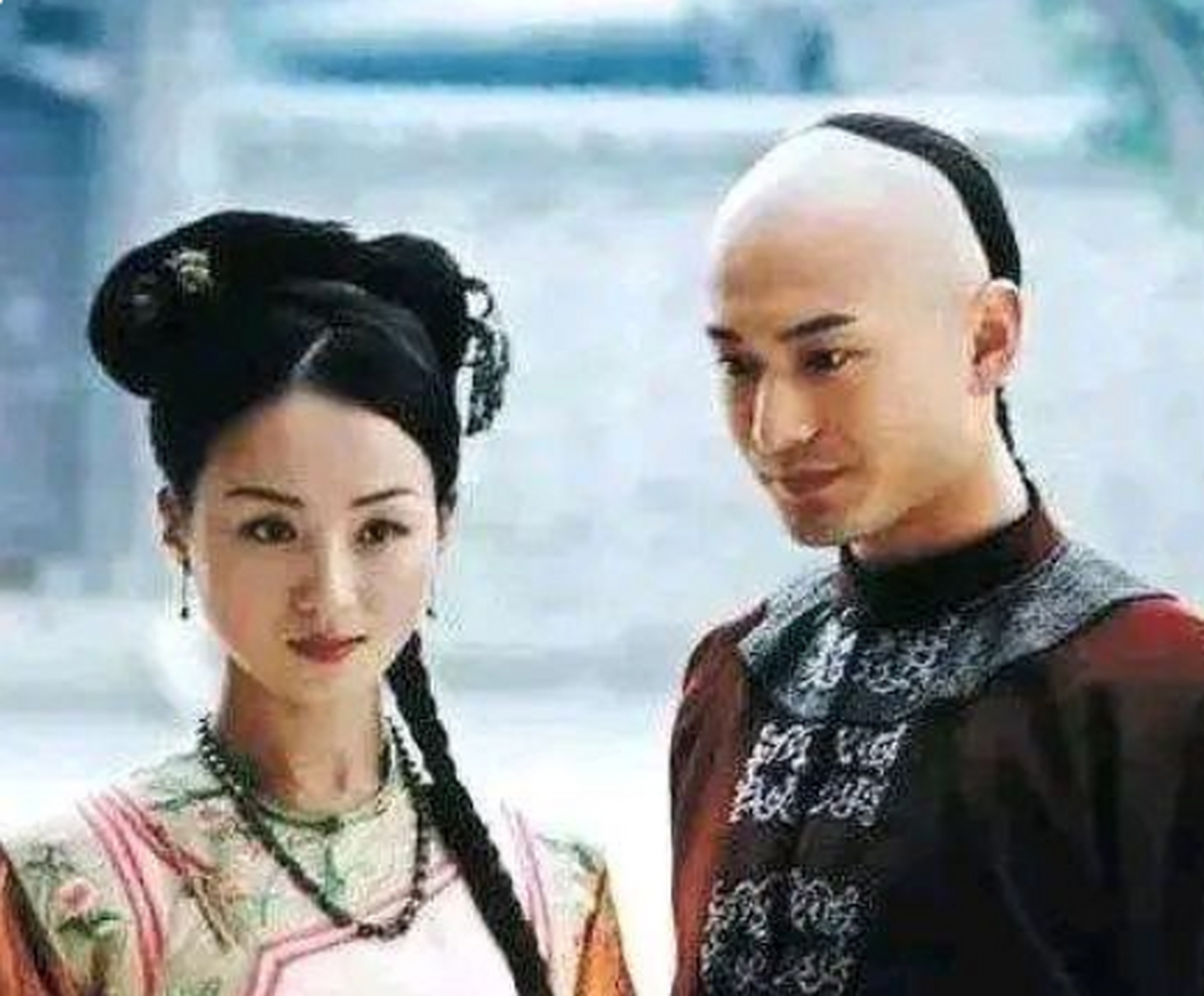 由黄晓明,秦岚,蒋欣主演的电视剧《龙票》里,朝廷准备打仗,王爷只能把