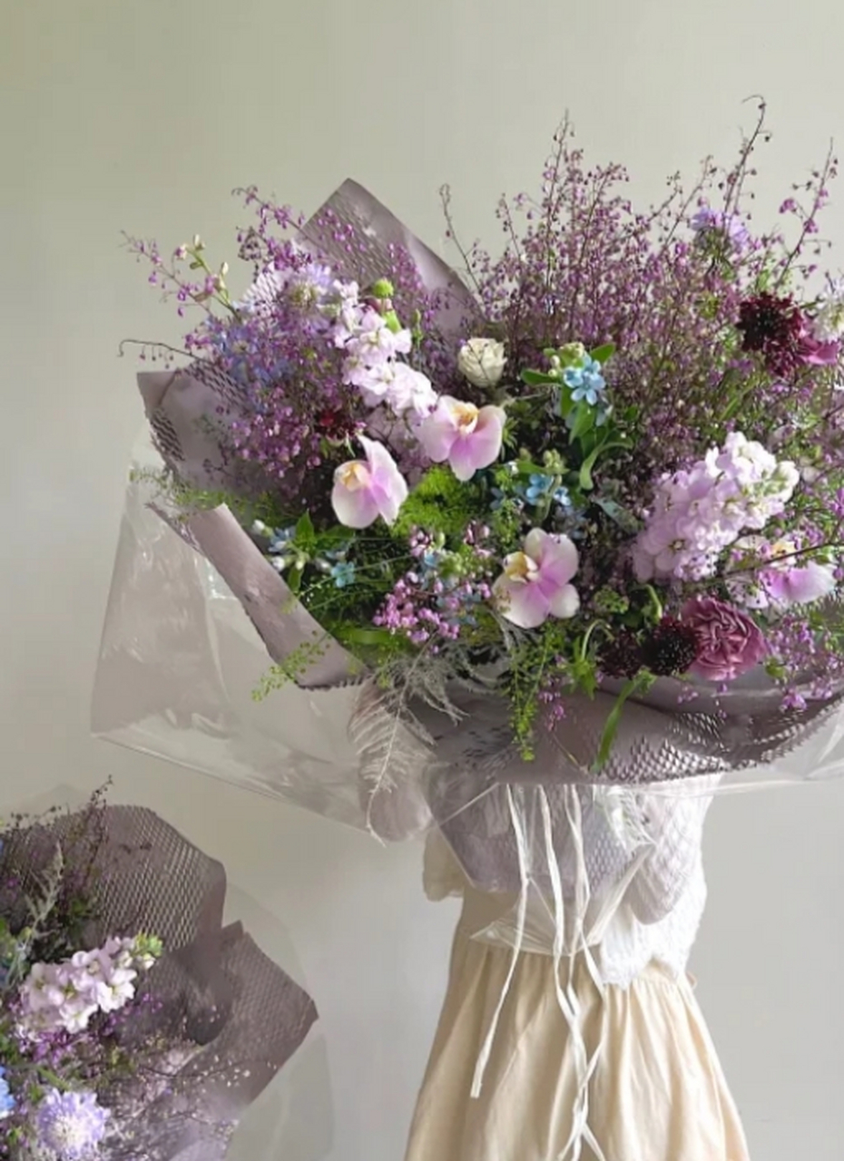 浪漫的自然风花束,是法式浪漫的紫色系 糖松草,大飞燕,蓝星花,紫罗兰
