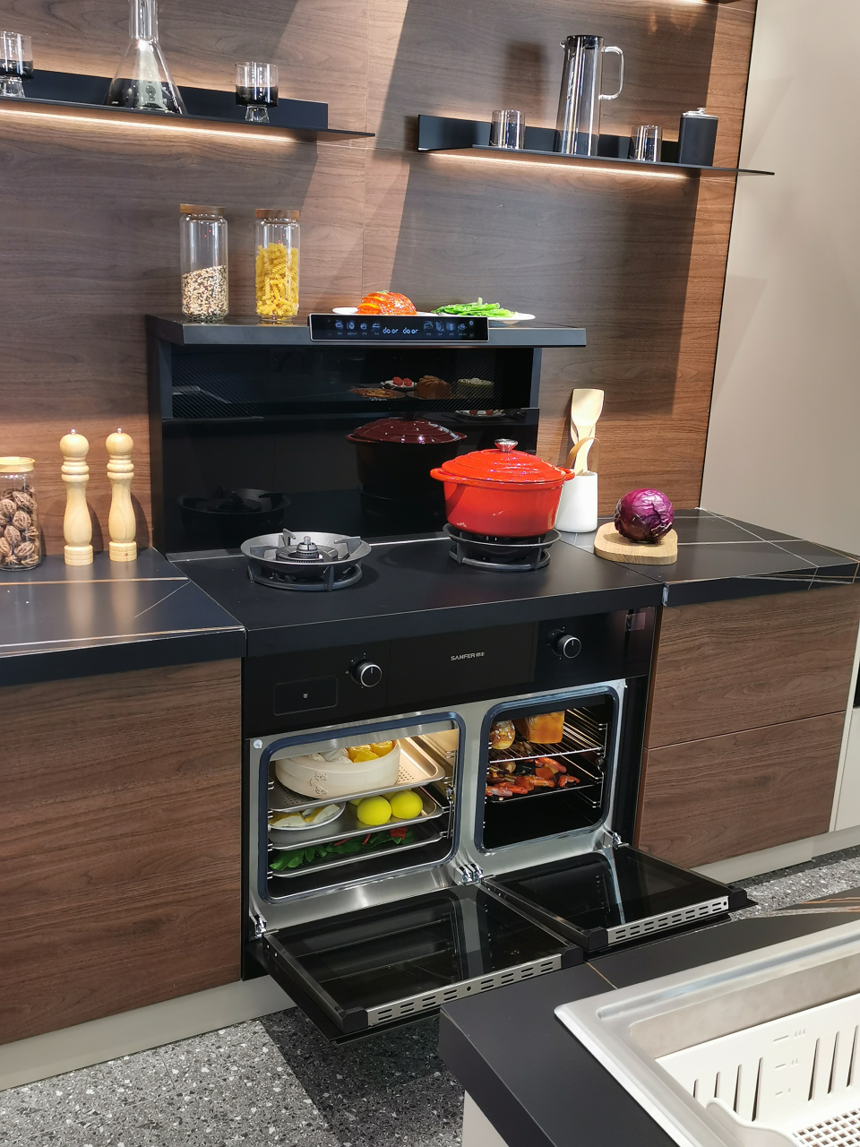 集成灶十大品牌帅丰tj3-8b-90蒸烤同步集成灶下方配置的烤箱采用了