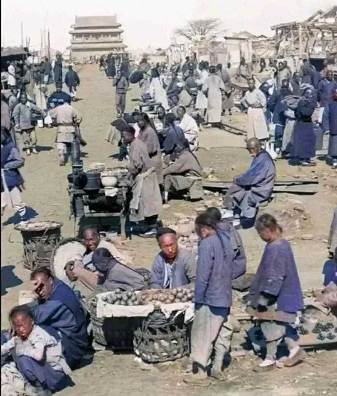 图一是八九十年代农村赶集市场,图二是清朝农民赶集,民以食为天,不同