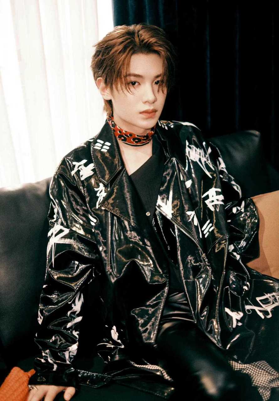 黄明昊最新密逃造型大片 黑色长款涂鸦皮衣,皮裤造型,颈间红色丝巾