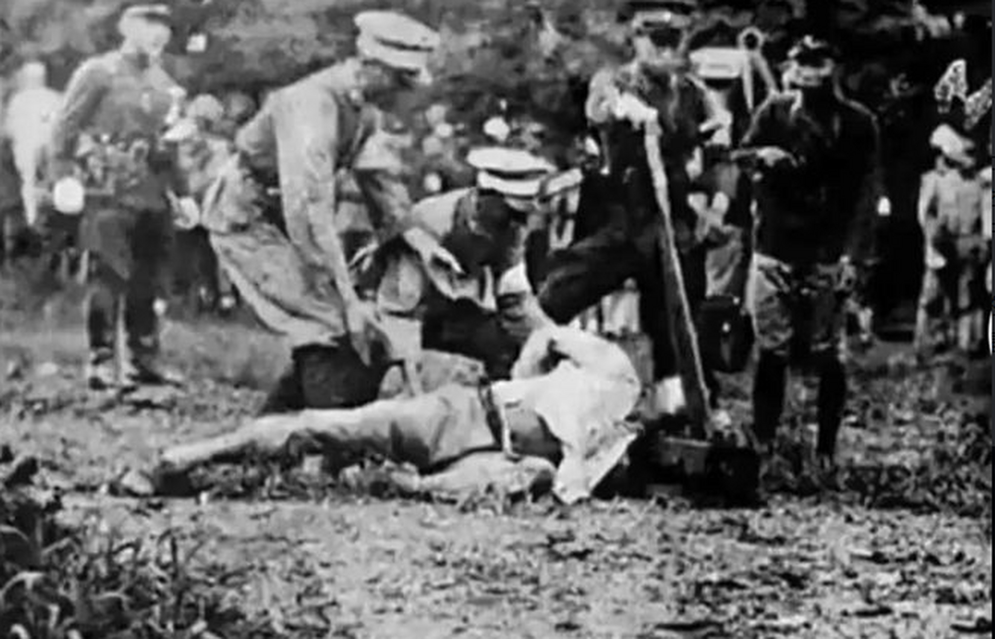 抗日战争时期,鬼子用铡刀来屠杀中国人的照片!