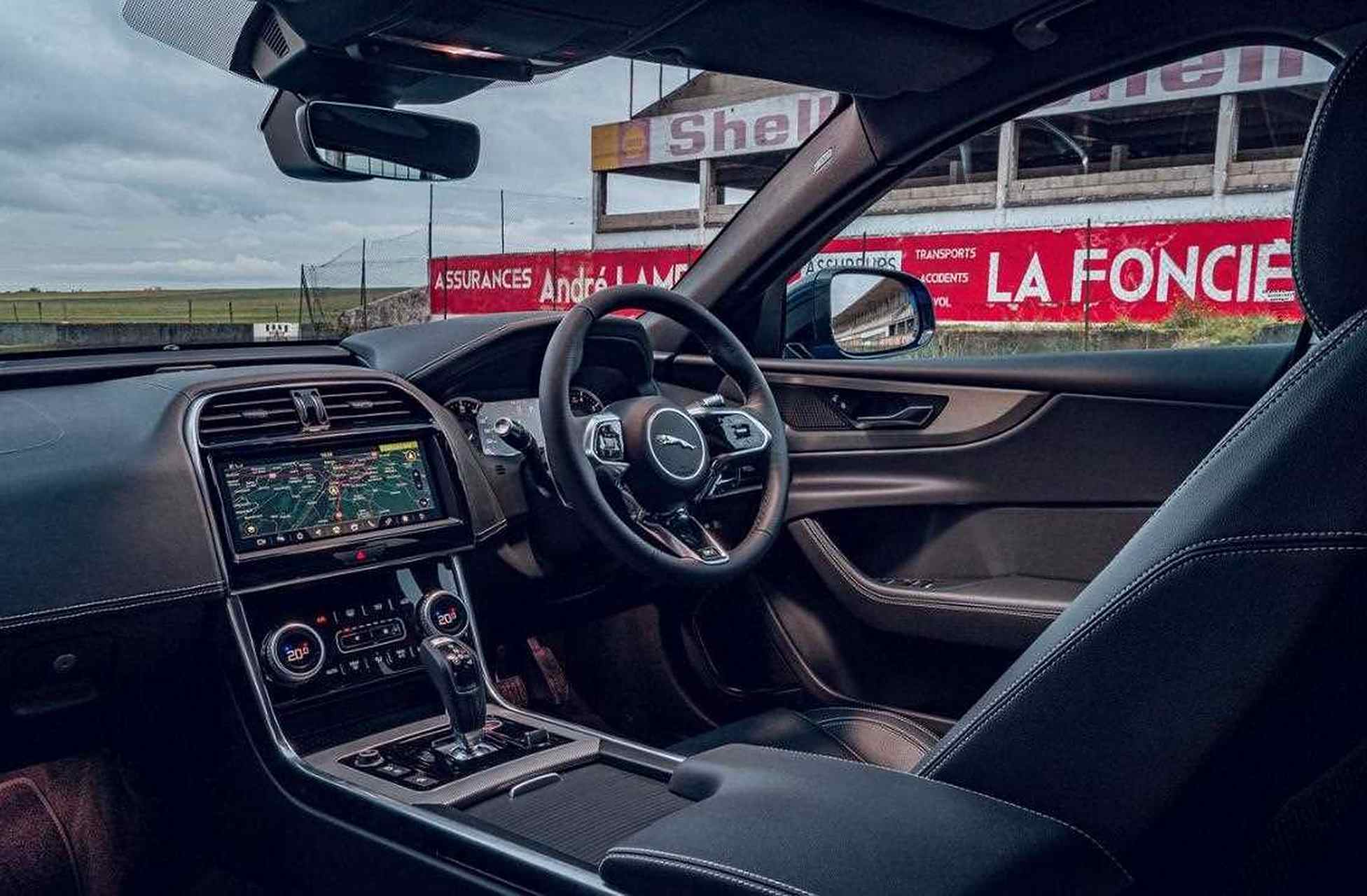 日前,捷豹发布了捷豹xe reims edition车型官图.