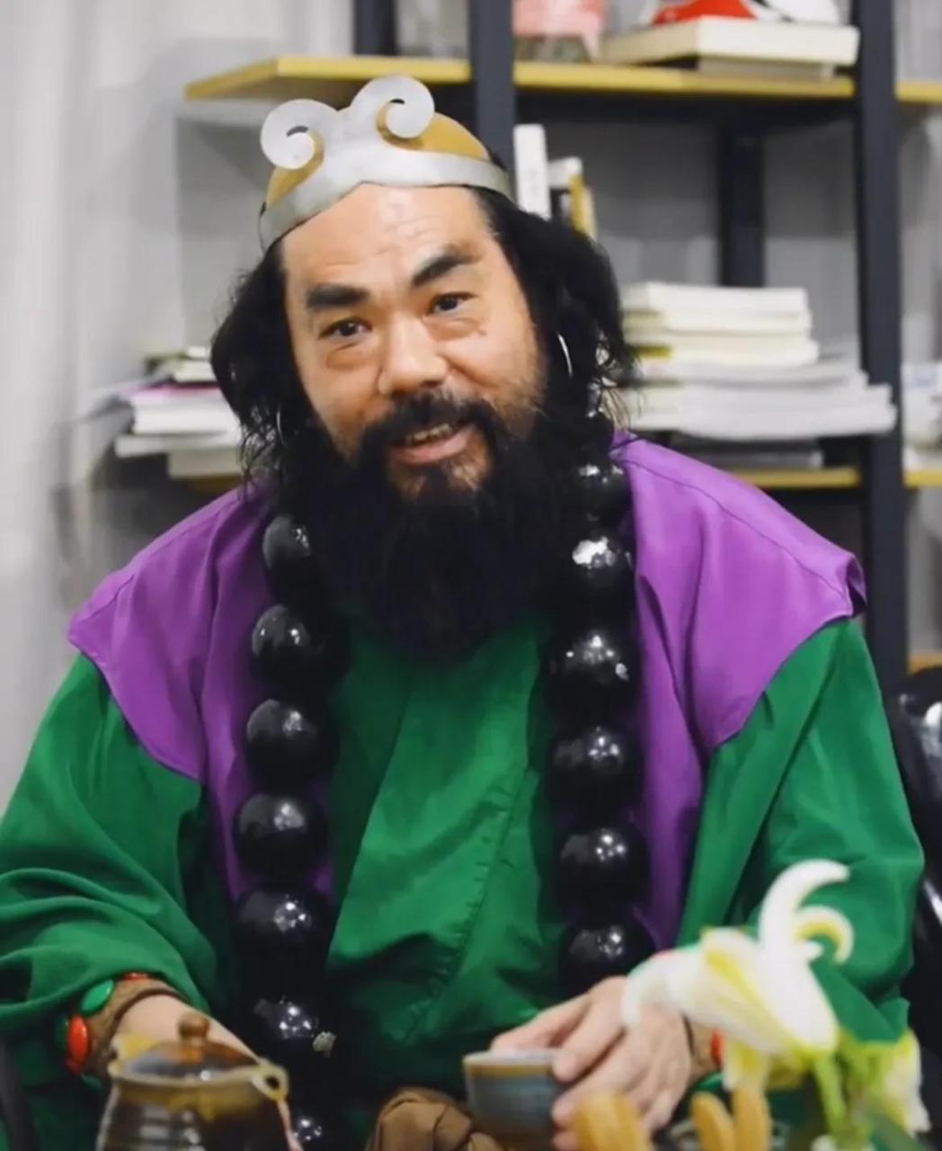 1月28日,《西游记》沙僧扮演者～董金山,卖力吹着萨克斯,想让人们刷